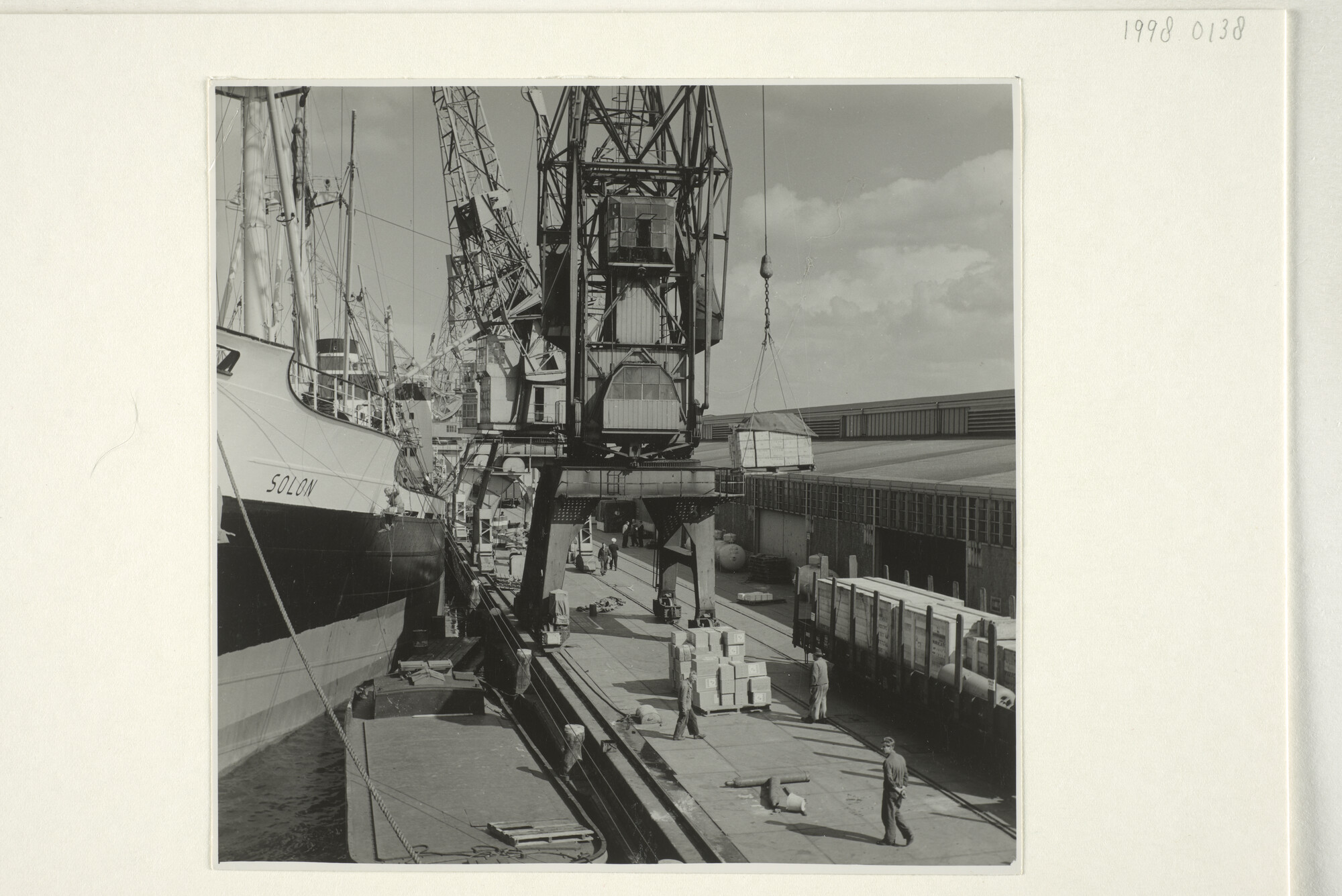 1998.0138; Bedrijvigheid op de Surinamekade in Amsterdam, oktober 1957; foto