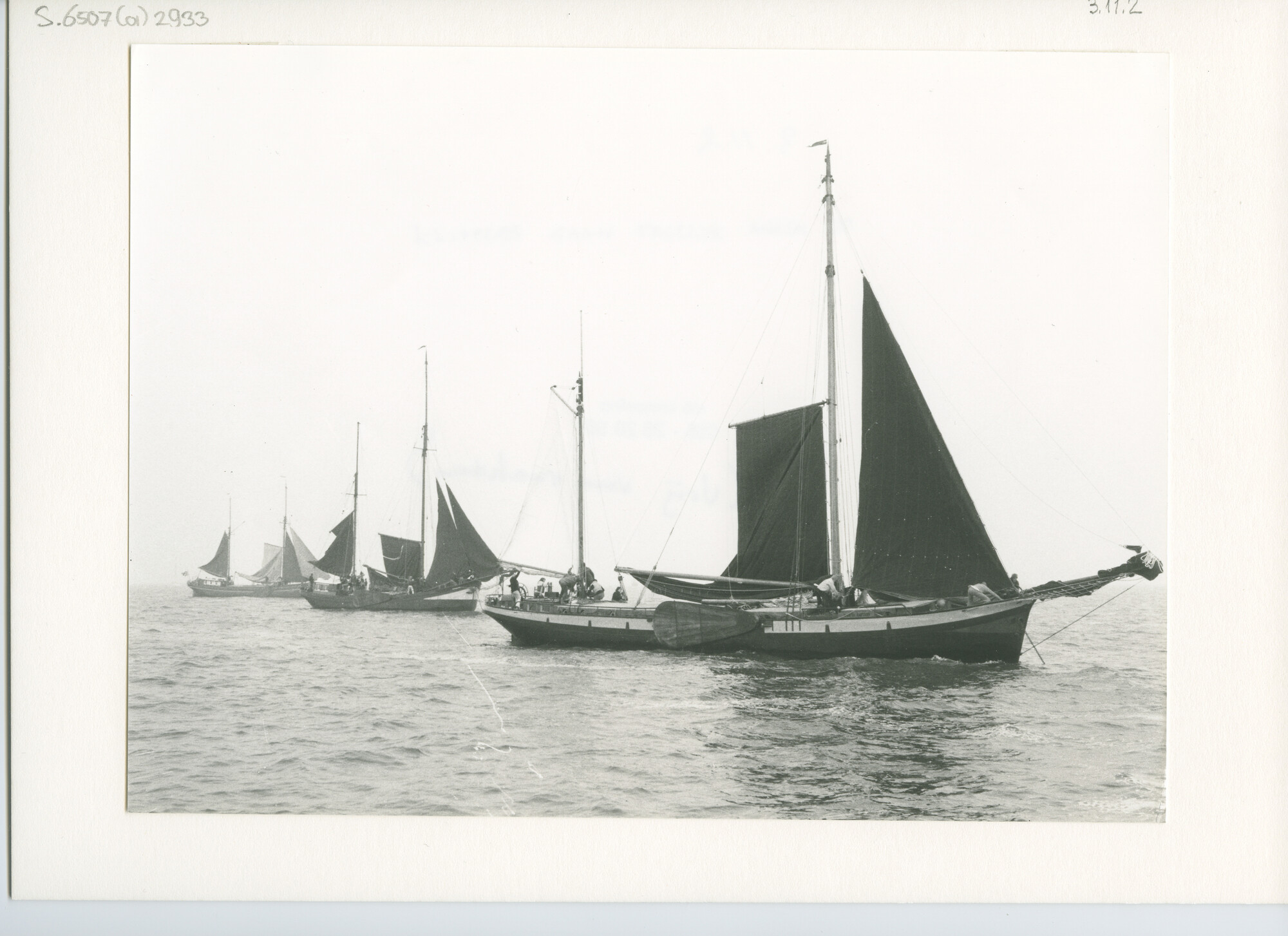 S.6507(01)2933; Drie op ruim water voor anker liggende tweemast klippers; foto