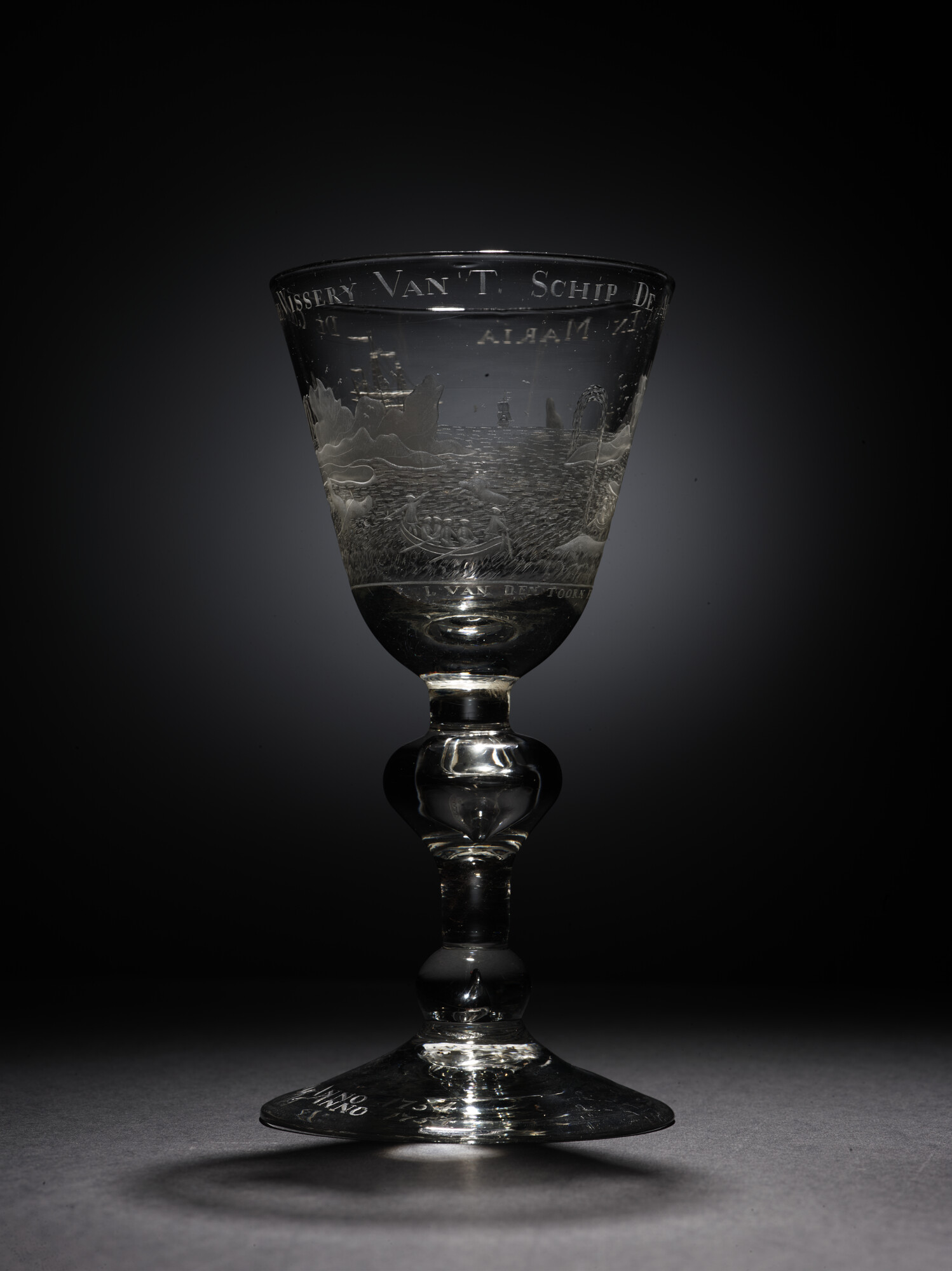 2020.0003; Bokaal met radgravure van een voorstelling van de walvisvaart en opschrift 'De goede visserij van 't schip de Anna en Maria'; drinkglas