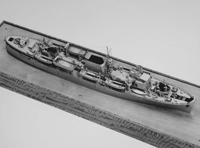 S.4642(08); Model van het ms. Koningin Emma in oorlogsuitrusting; scheepsmodel