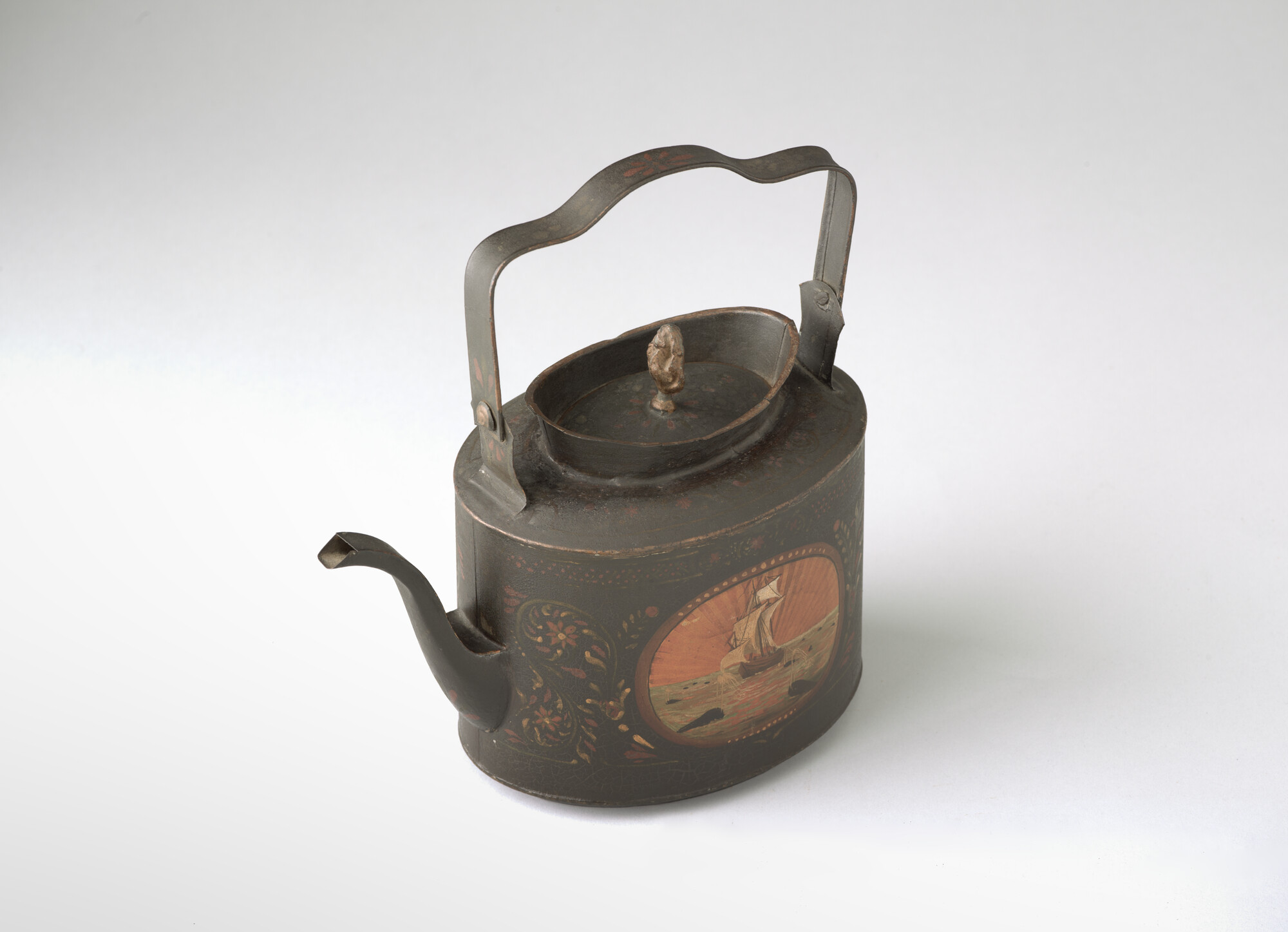 2012.0117-2; Theepot met afbeeldingen van walvisvaart; theepot