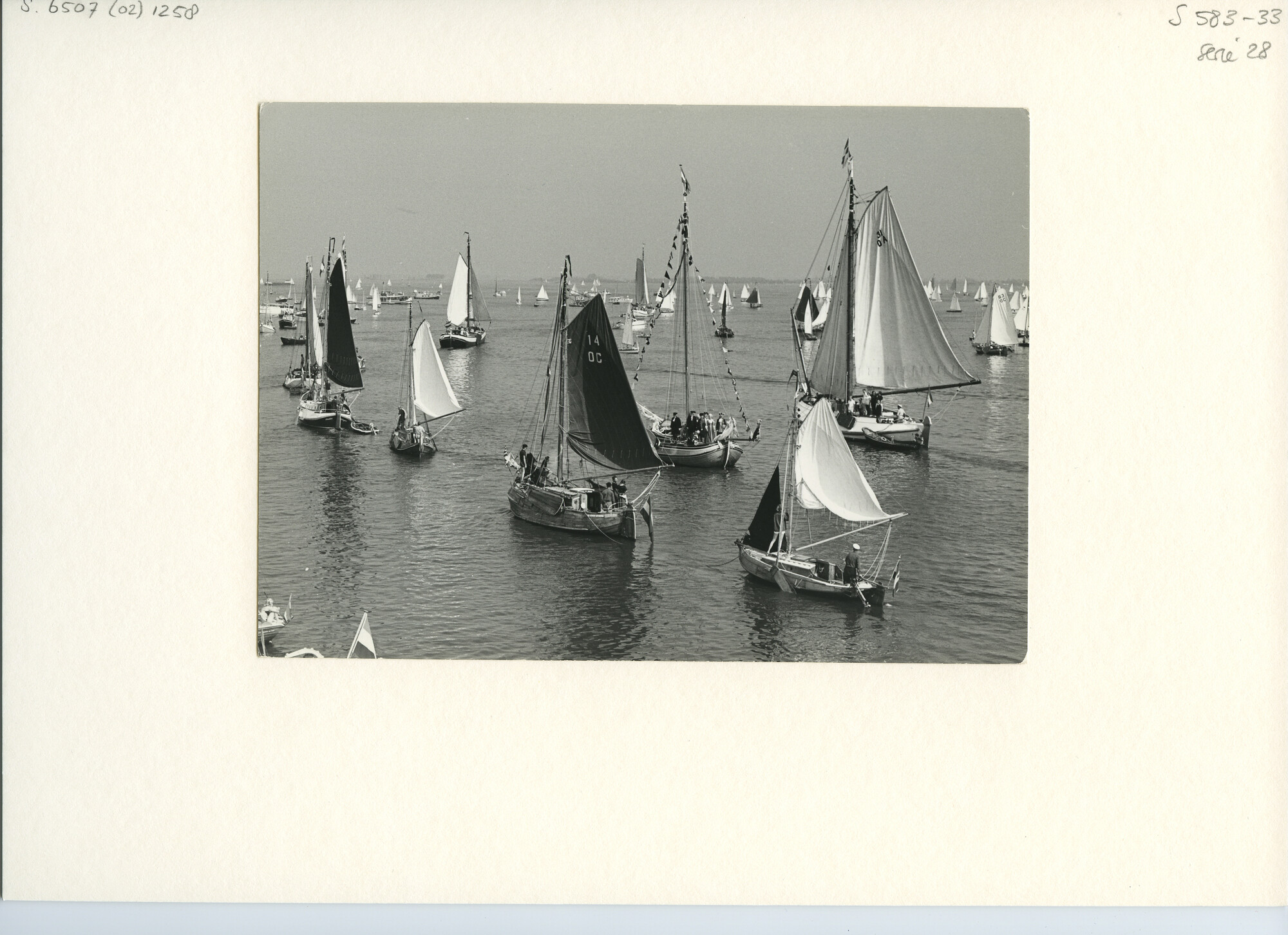 S.6507(02)1258.02; Zwart-wit foto van de reunie van ronde en platbodemjachten tijdens de Sneekweek; foto