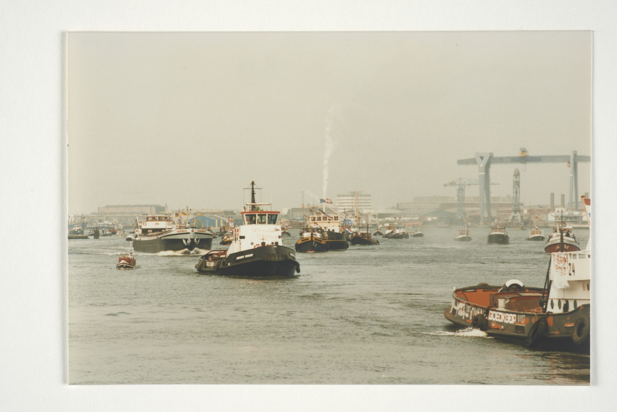 2001.1684; Foto 'Ga niet met de NIB in zee' Bezetting en demonstratie door het personeel; fotoreportage