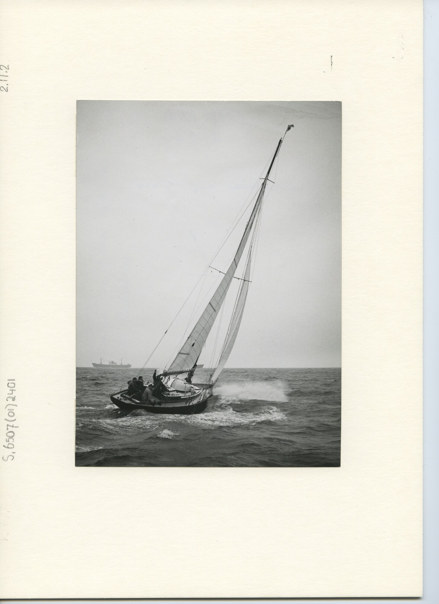 S.6507(01)2401; R.O.R.C. (Nederland) jacht Corabia, zeilnummer 156, zeilt hoog aan de wind bij de start van de Hoek van Holland-Harwich race 1957; foto