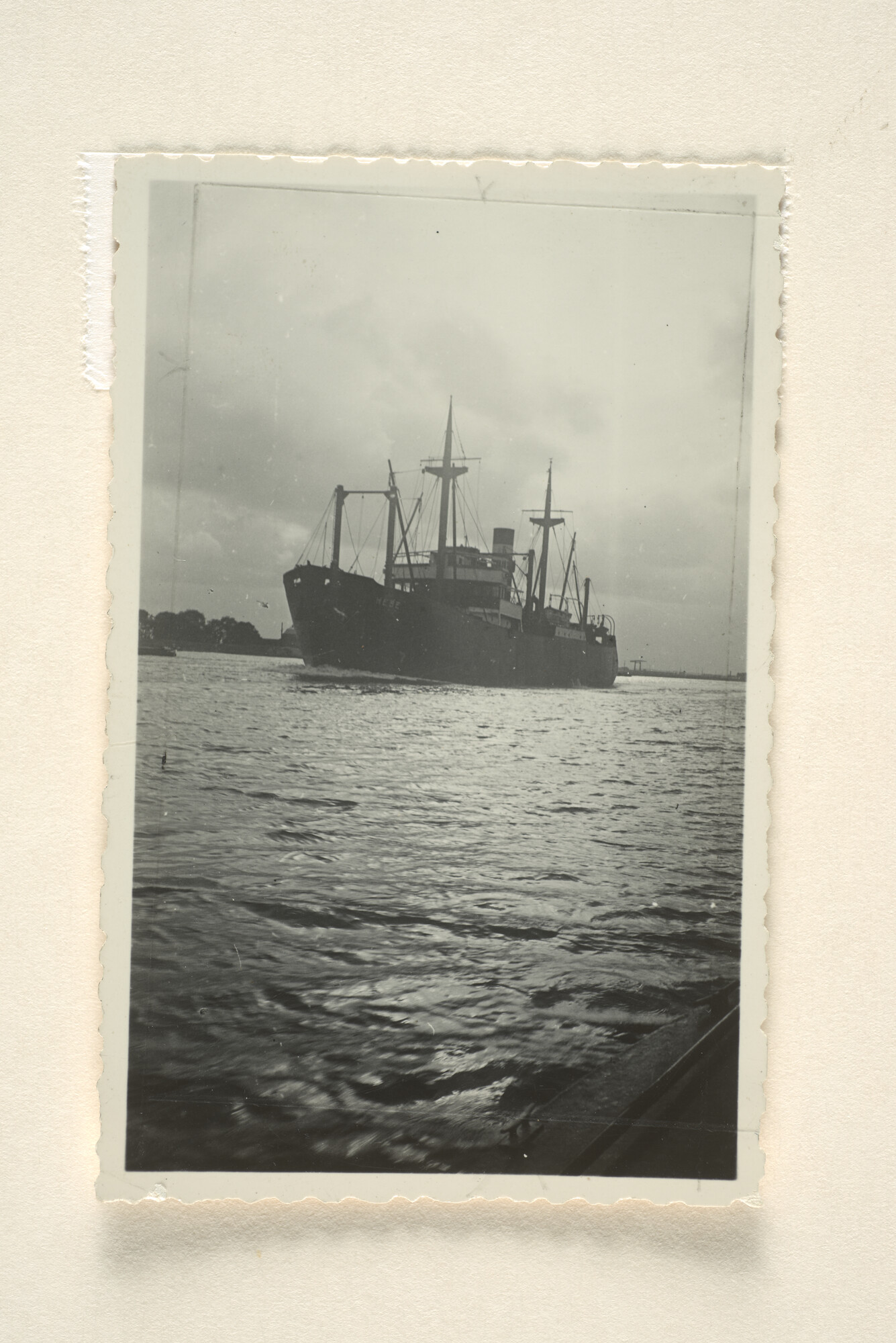 1995.6808; Het vrachtschip ss. 'Hebe' van de KNSM varende op het Noordzeekanaal (tegenlichtopname); foto