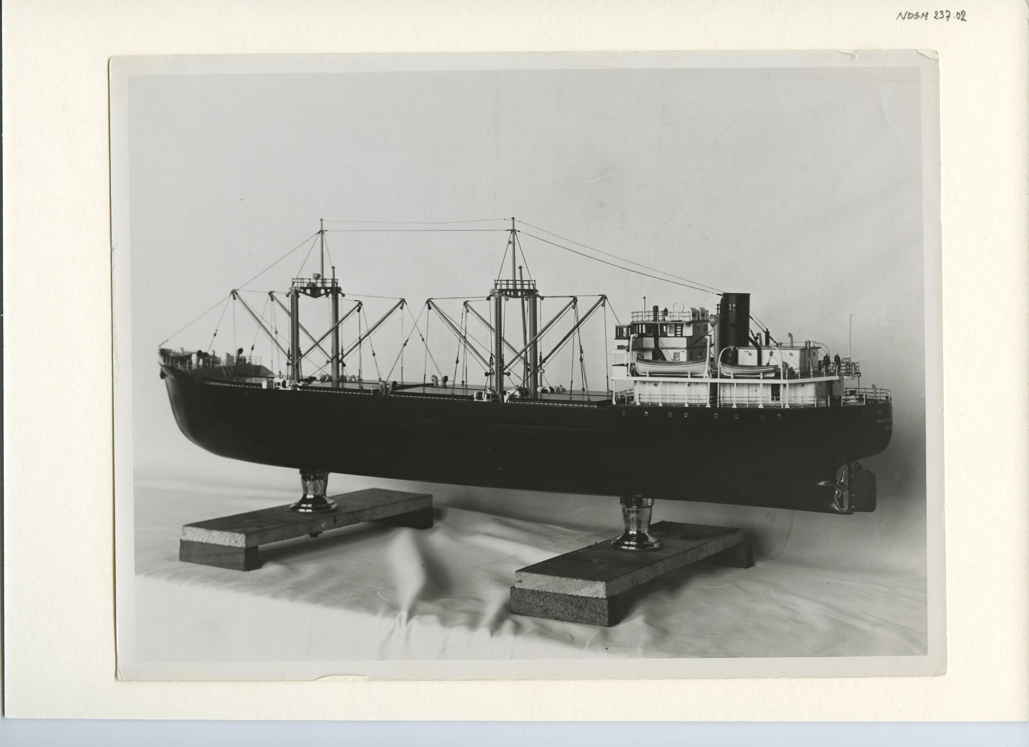 S.5444(01187)02; Foto van het scheepsmodel vrachtschip ms. 'Walerii Meshlauk'; foto
