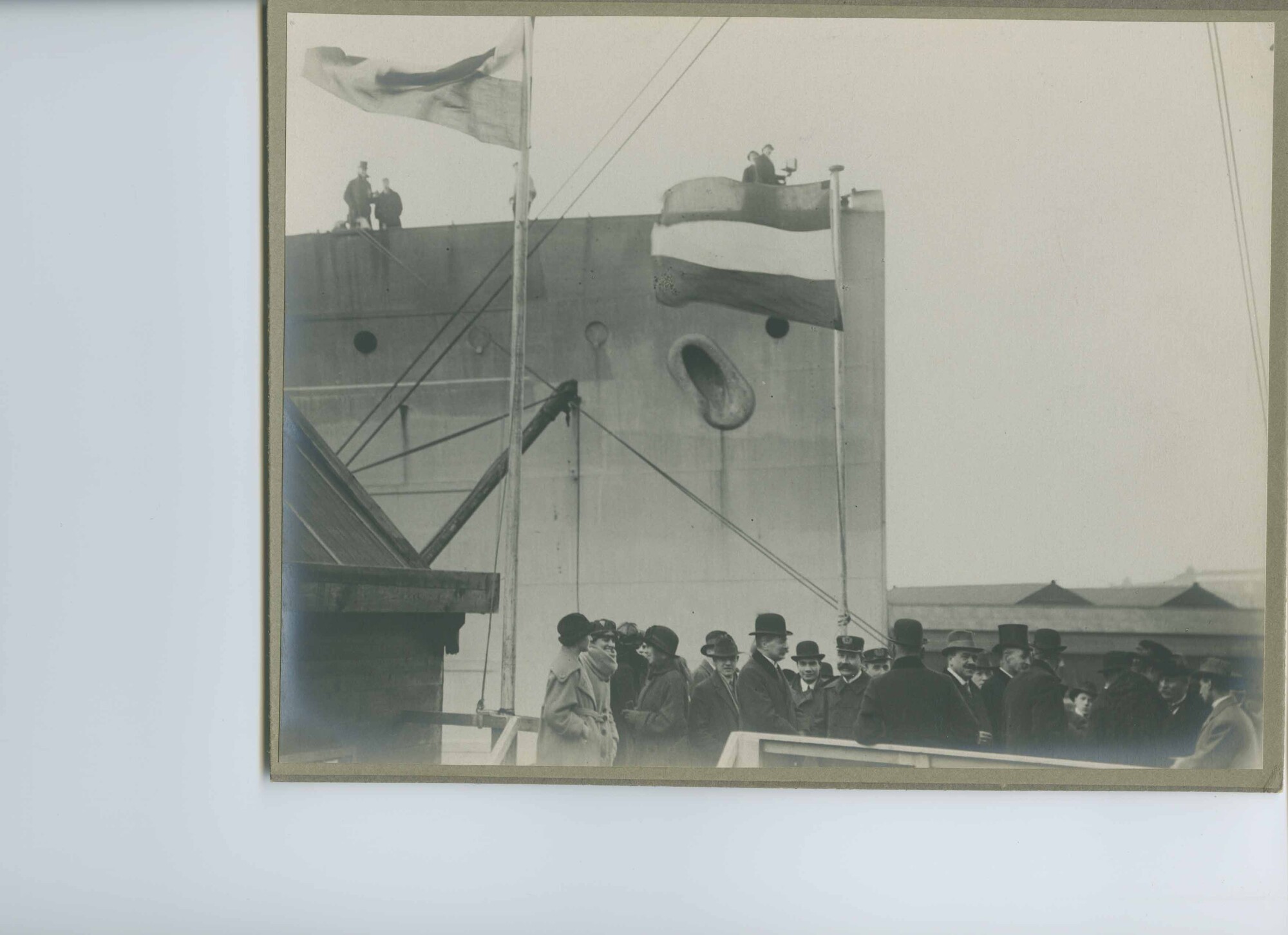 S.5444(00540)01; Foto van de tewaterlating van het onderzeeboot-moederschip Hr.Ms. Pelikaan; foto