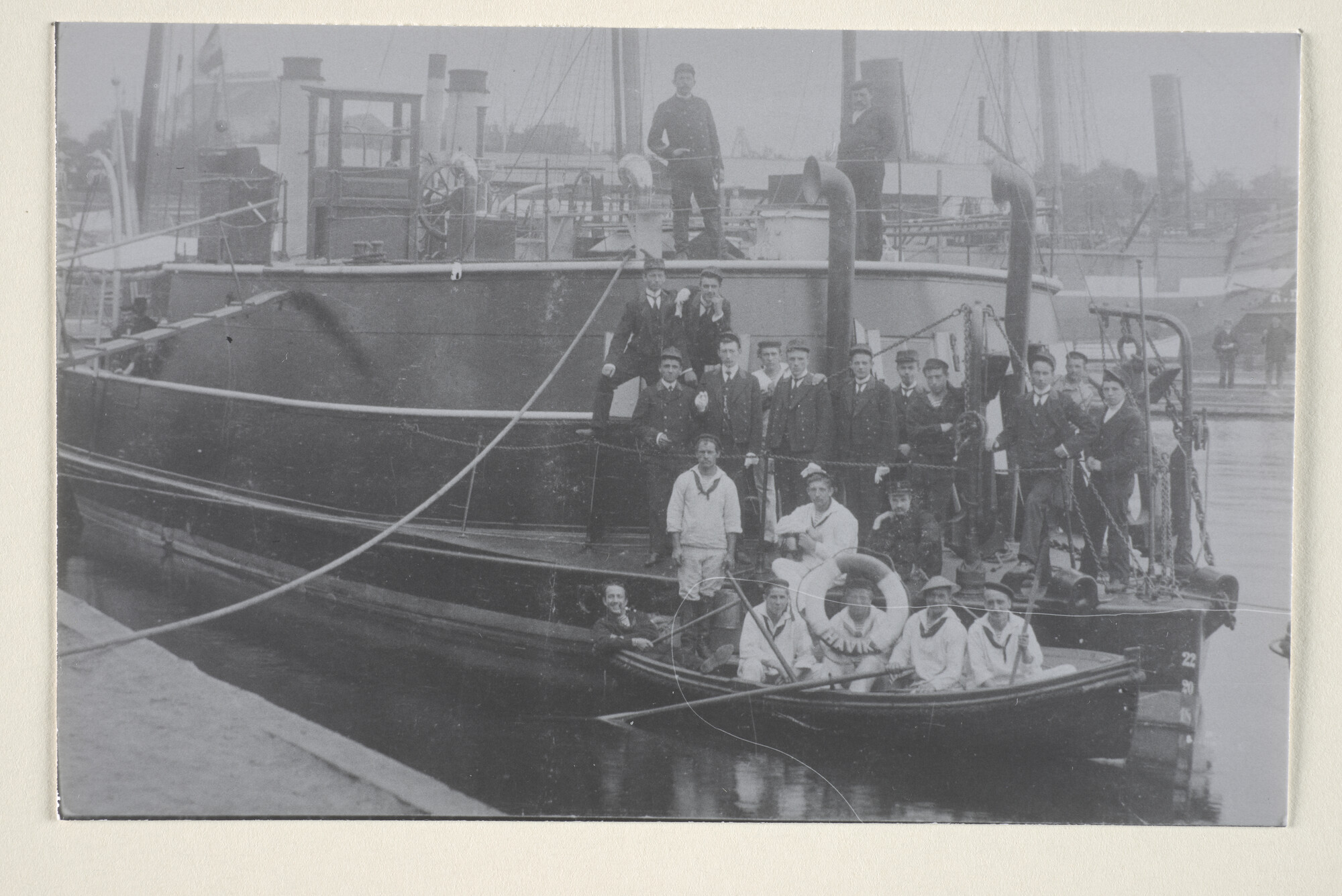 1995.1327; Poserende adelborsten en matrozen op de boeg van de (voormalige) stoomkanonneerboot Havik [...]; foto