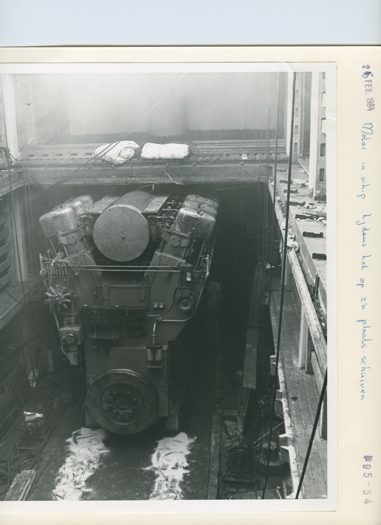 S.5444(4243)8; Foto van het inhijsen van een nieuwe hoofdmotor in het koelschip Geestland; foto