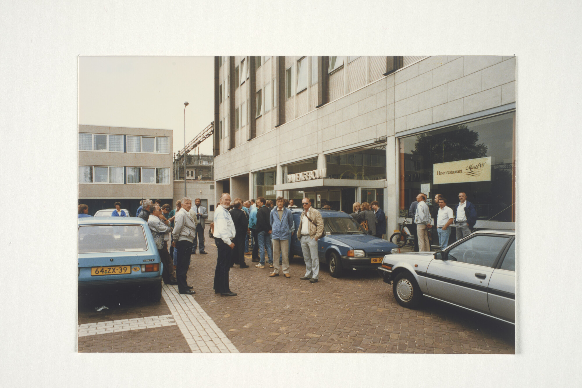 2001.1687; Protest bij het Havengebouw in Amterdam door het personeel van Goedkoop [...]; fotoreportage