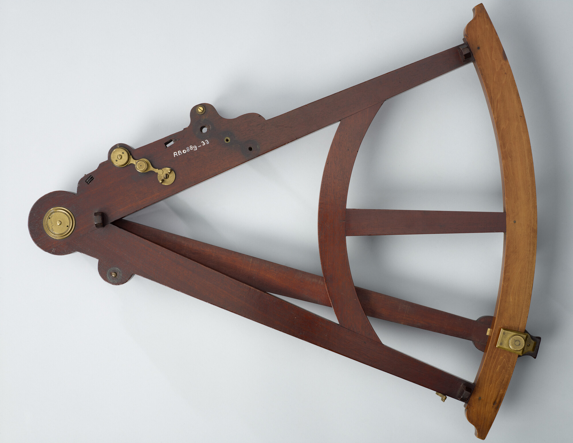 RB.0889(33); Mahonie- en palmhouten octant door Anthony Harrison, ca. 1750; octant