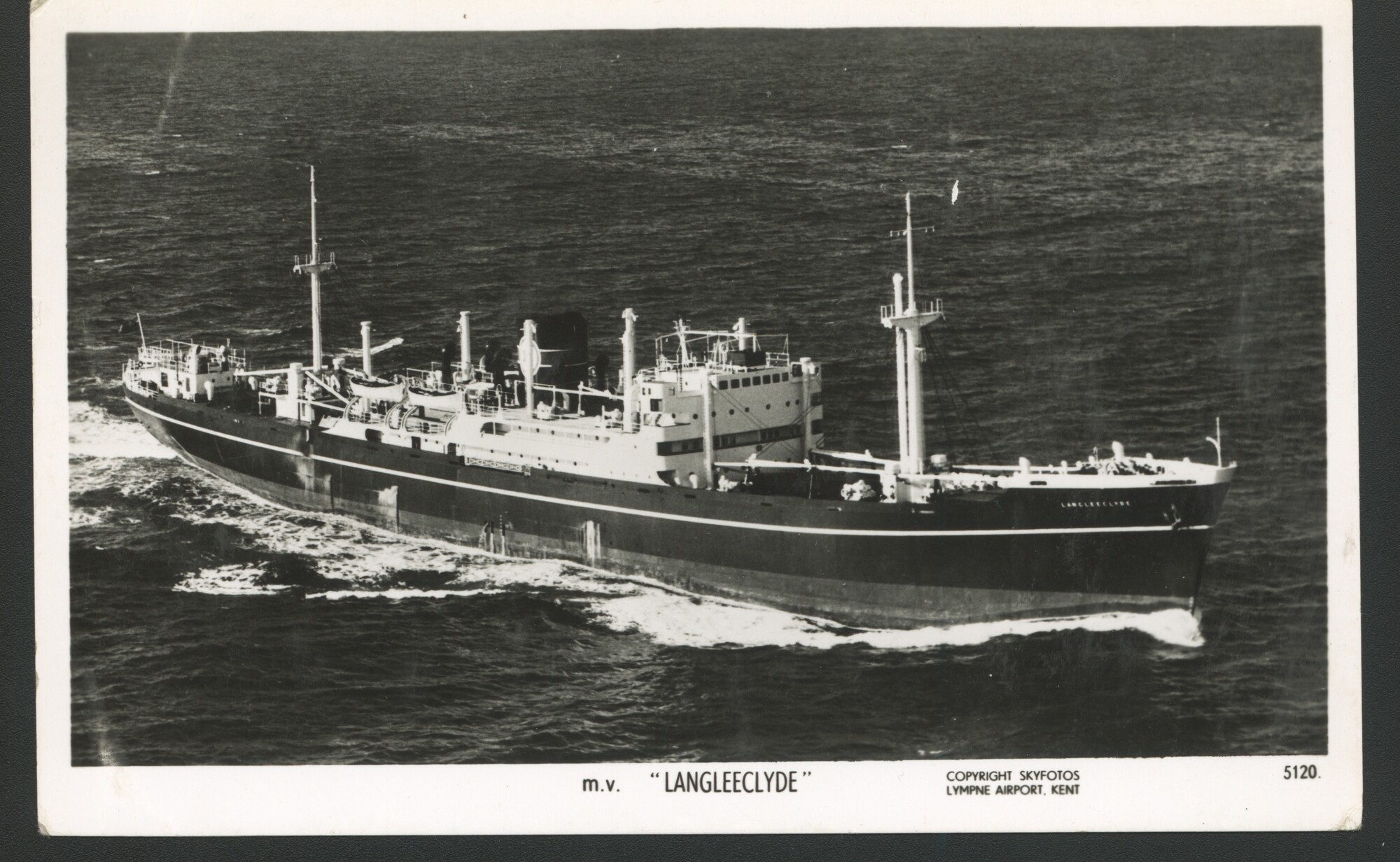 A.4509(077); Luchtfoto van het vrachtschip ms. 'Langleeclyde' van Nedomsley Steam Shipping Co; prentbriefkaart