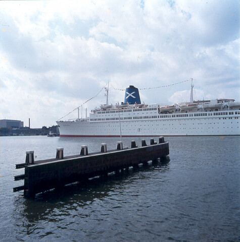 S.9100(7002); Dia van het Griekse cruiseschip ss. Regina Magna (ex- Bremen van de [...]; diapositief