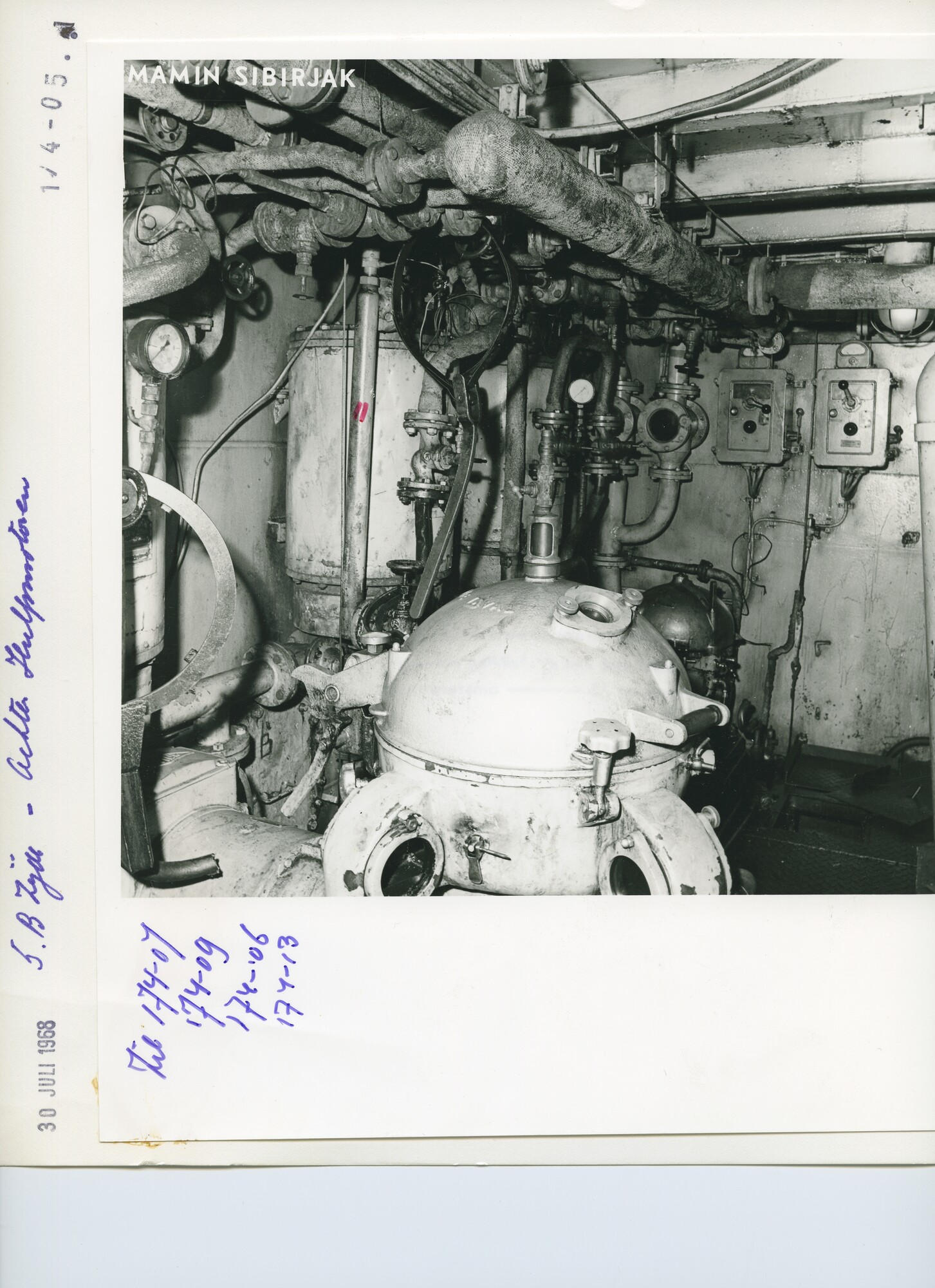 S.5444(04945)05; Interieurfoto van de machinekamer en het kombuis van het Sovjet visfabriekschip annex hektrawler 'Mamin Sibirjak' (M 403) tijdens een reparatiebeurt [...]; foto