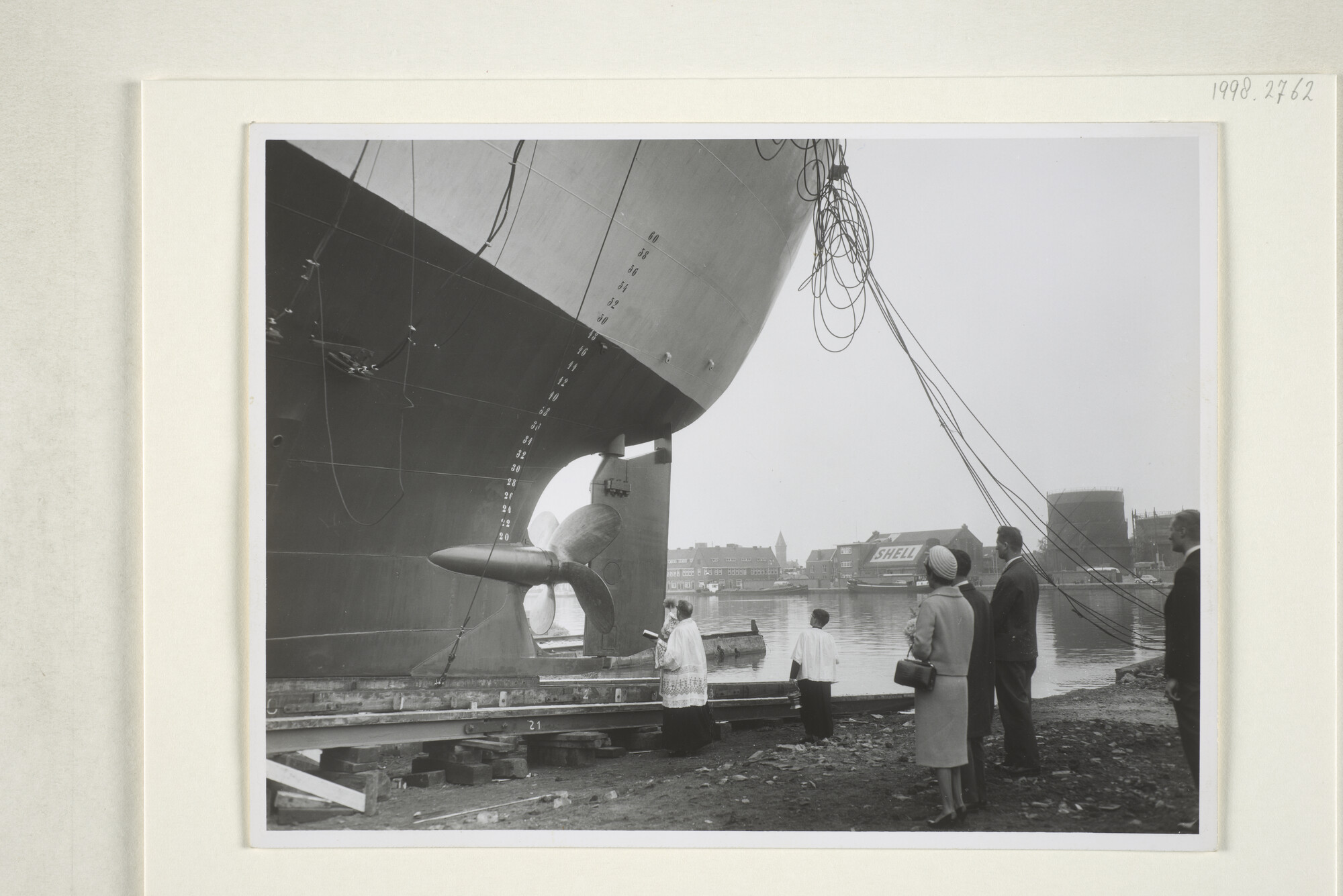 1998.2762; De inzegening bij de doop van een schip bij de Haarlemsche Scheepsbouw Maatschappij; foto