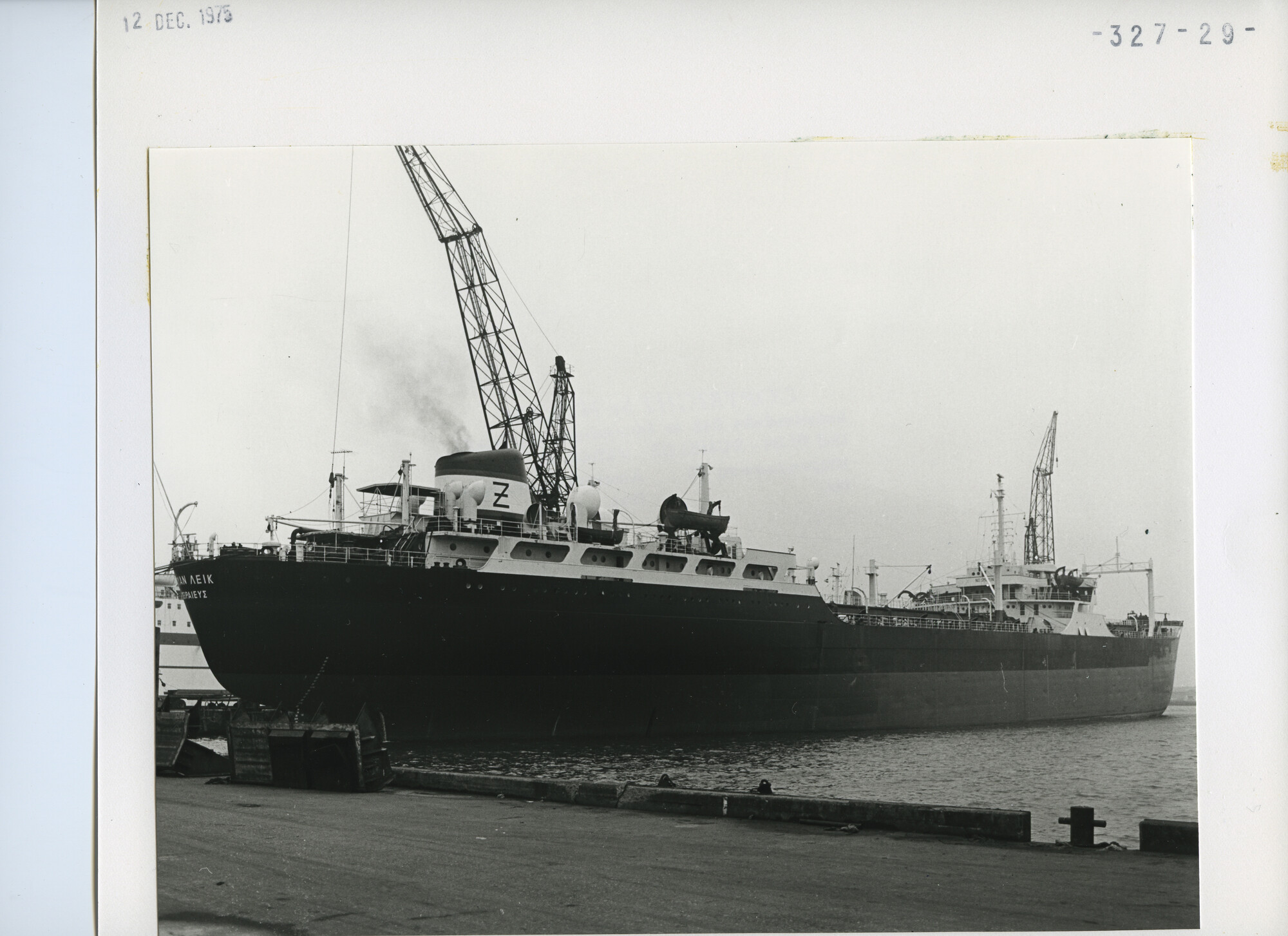 S.5444(5820)2; Foto van de tanker Swan Lake aan een reparatiekade van de NDSM; foto
