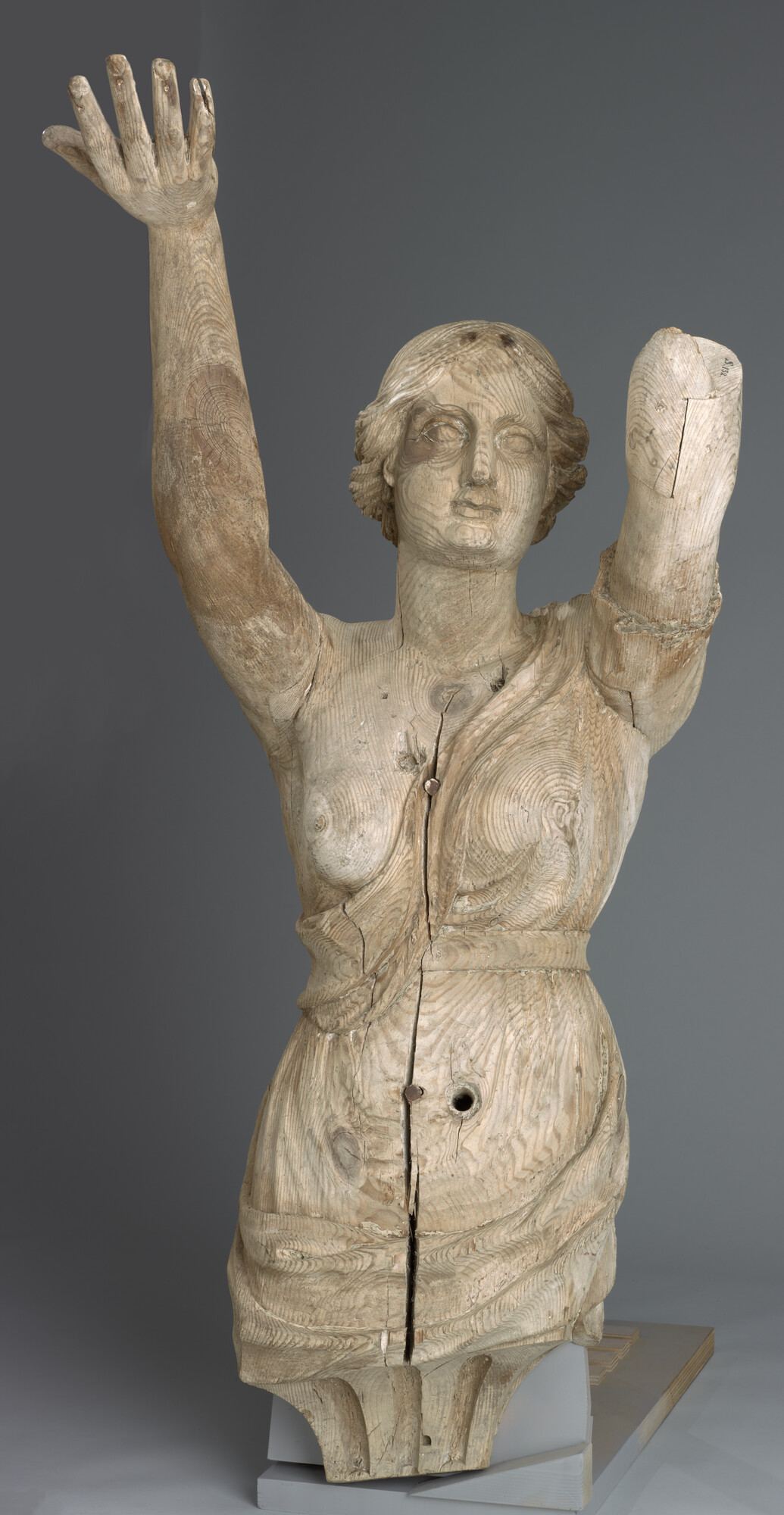 S.0132(04)1; Console, voorstellend een vrouwenfiguur, afkomstig van de Adolf Hertog van Nassau; spiegelversiering