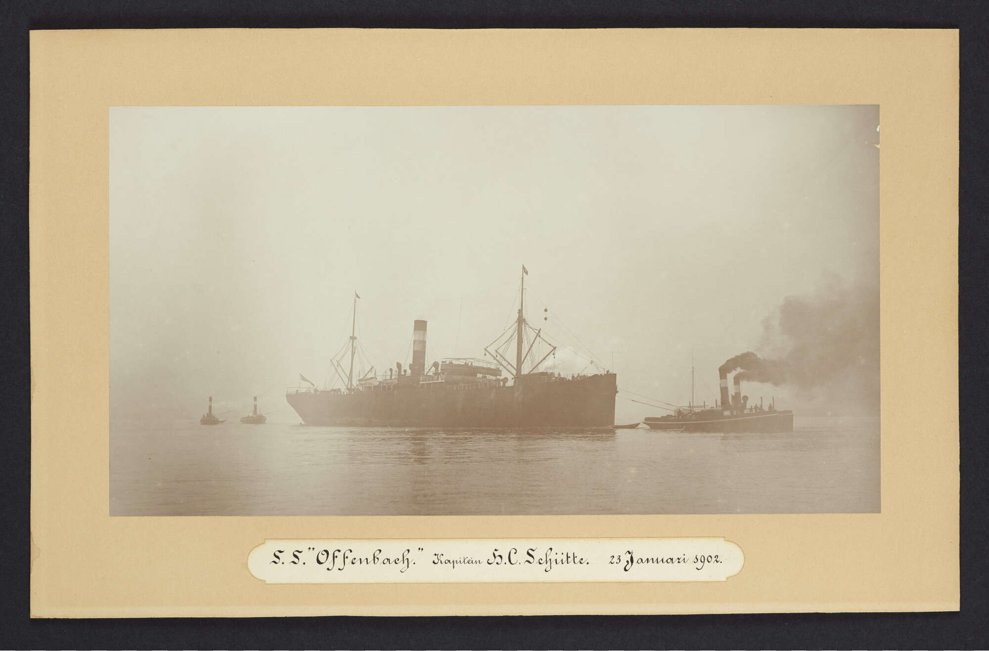 2020.0261; Fotoafdruk van het Duitse stoomschip Offenbach, gestrand voor de kust van Noordwijk op 23 januari 1902; foto