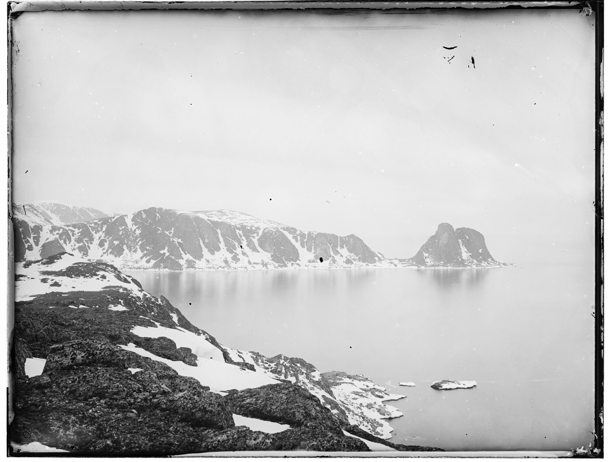 S.0101(07); De “Gekloofde Klip” van Ganzen eiland gezien; negatief