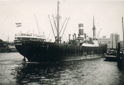 2000.5733; Het vrachtschip ss. 'Telamon' van de Koninklijke Nederlandsche Stoomvaart Maatschappij gezien bij aankomst in Rotterdam, mei 1937; foto