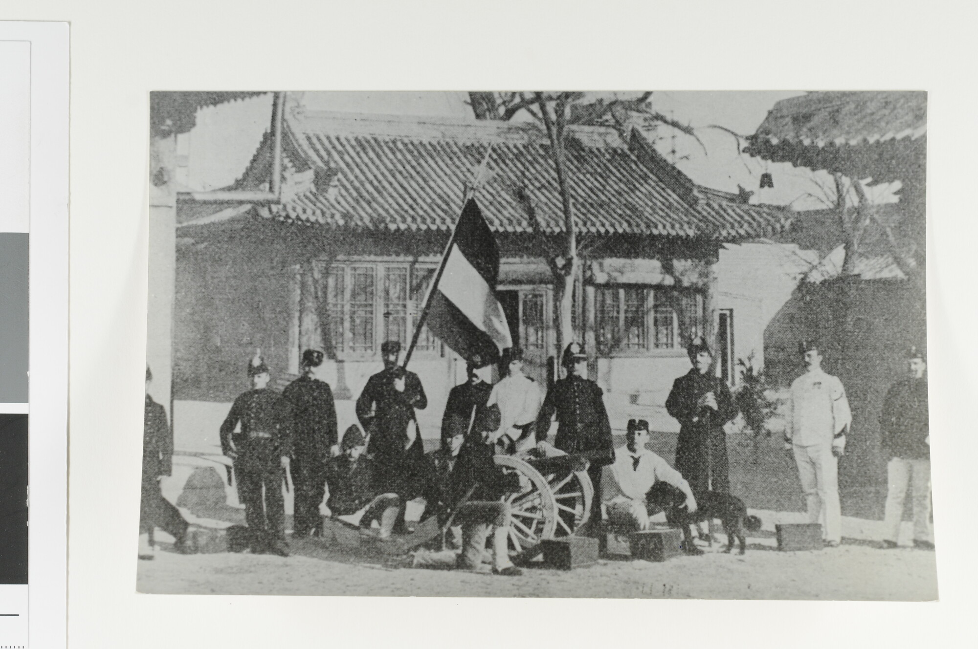 1993.0542; Mariniers met vlag en kanon in Peking. [Reproductiefoto]; foto