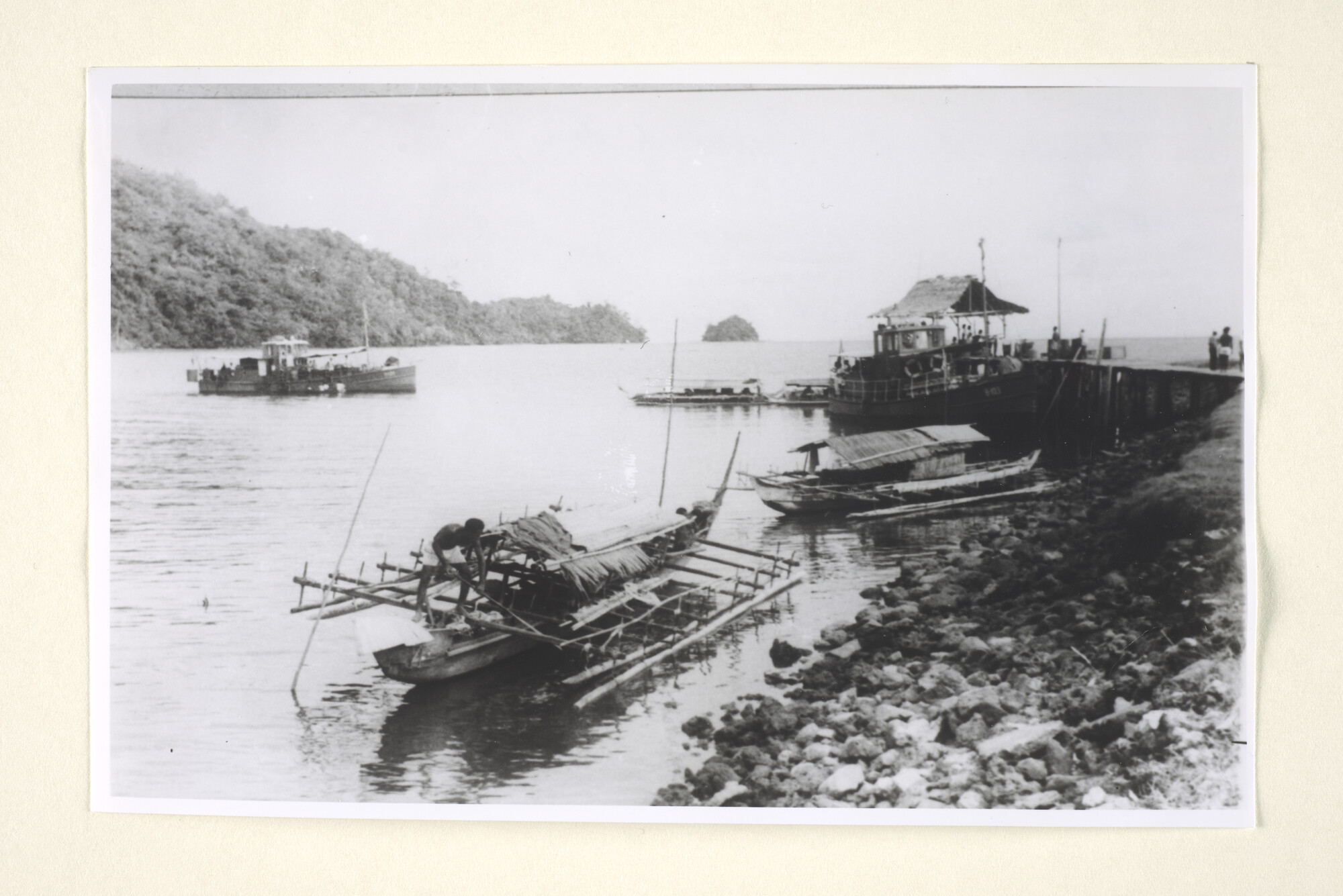 1997.1313; Gezicht op Geelvink Baai op Tappeneileand (Nederlands Nieuw Guinea); foto