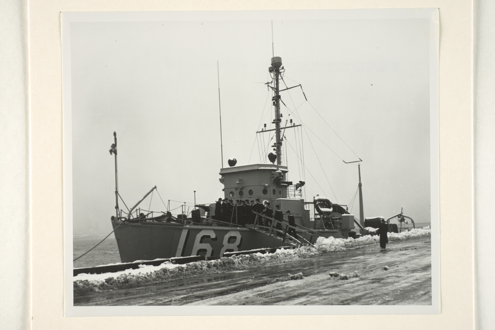 1994.7028; De Nederlandse bemanning gaat vlak voor de overdracht van de kustmijnenveger Hr.Ms. Bruinisse (M 856), ex- USS AMS 168, aan boord te Seattle Naval Station; foto