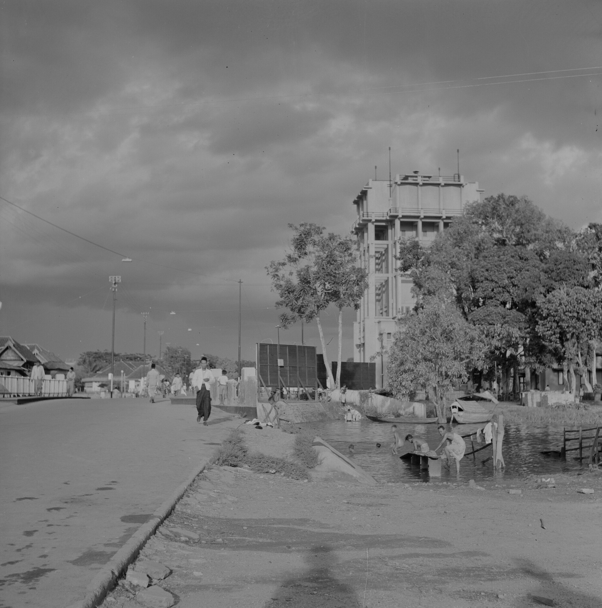 2015.2949; Negatief van een watertoren in Palembang; negatief