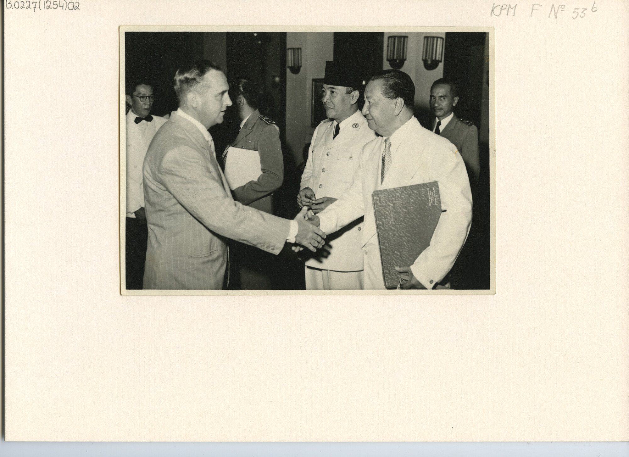 B.0227(1254)02; Bezoek van president Soekarno aan het 'Bali-hotel' op Bali; foto