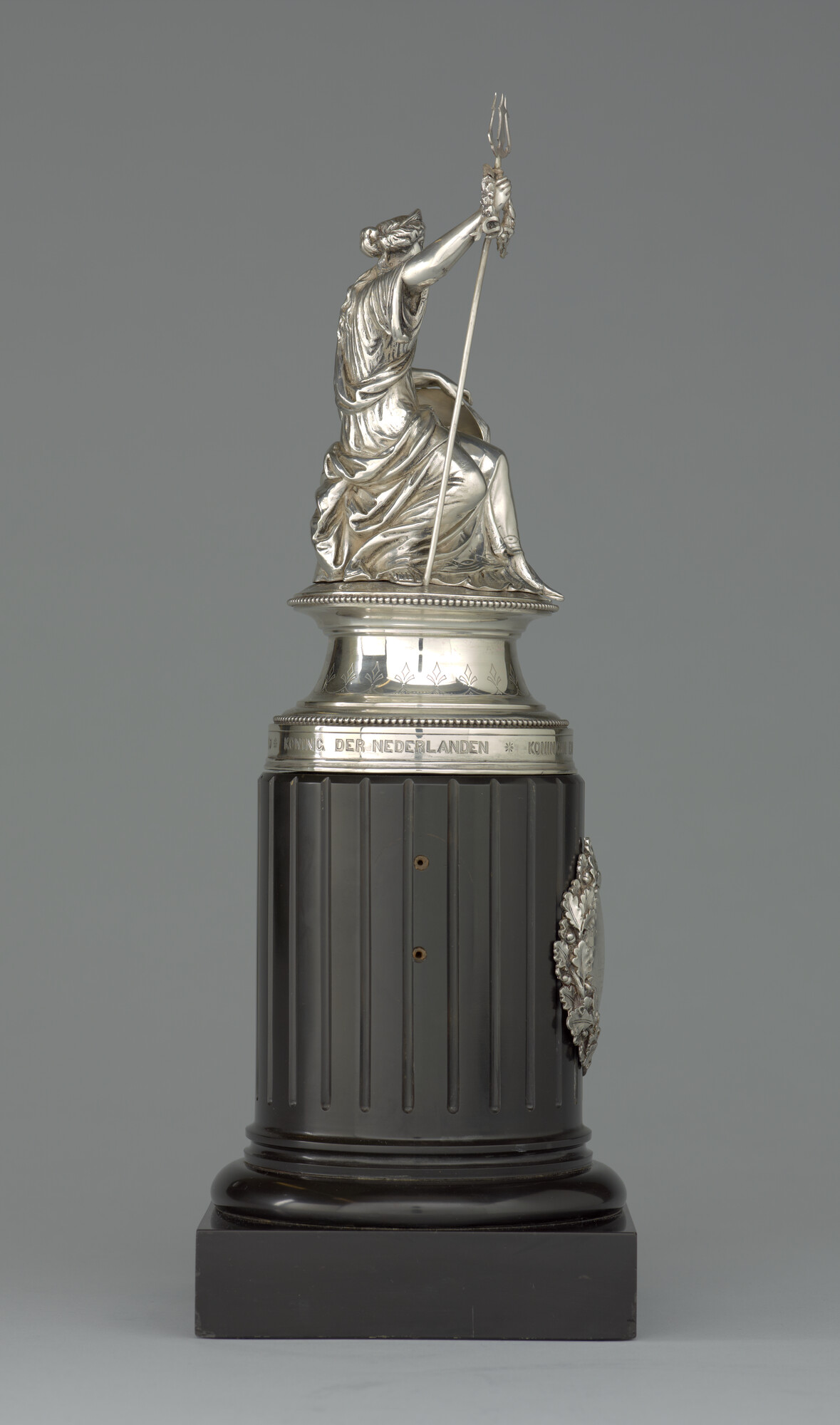 S.3415(05)1; Beeld van een allegorische vrouwenfiguur, geplaatst op stenen sokkel; beeld