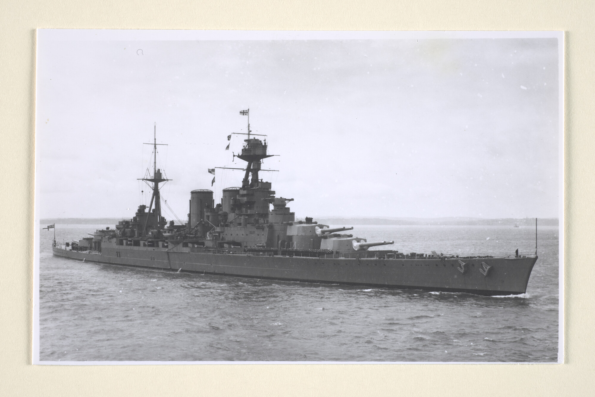 1995.1682; Het Britse slagschip HMS 'Hood', juni 1939; foto