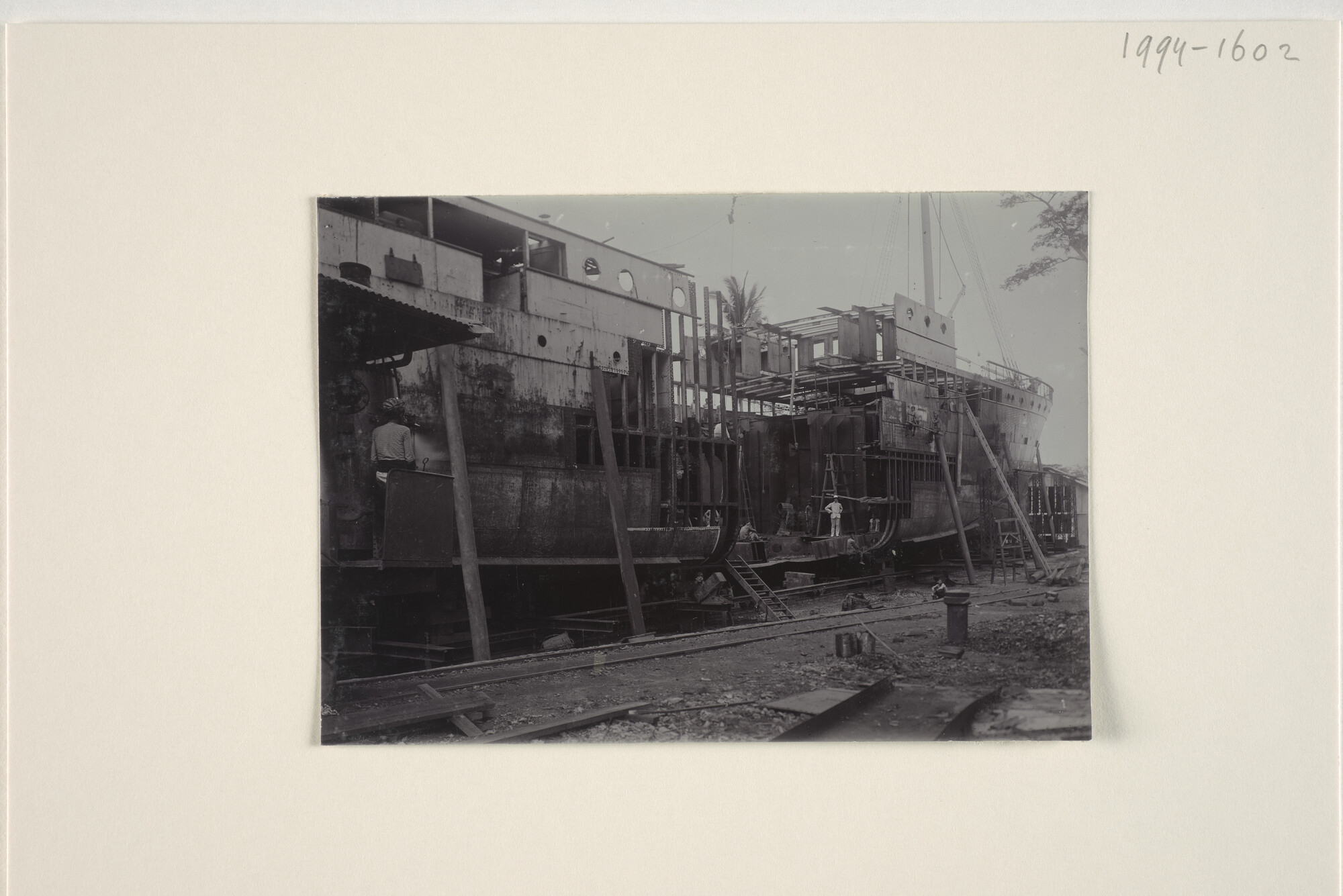 1994.1602; Foto van de reparatie door de Nederlandsche Scheepsbouw Maatschappij van de middensectie van het ss. 'Pahud' [...]; foto