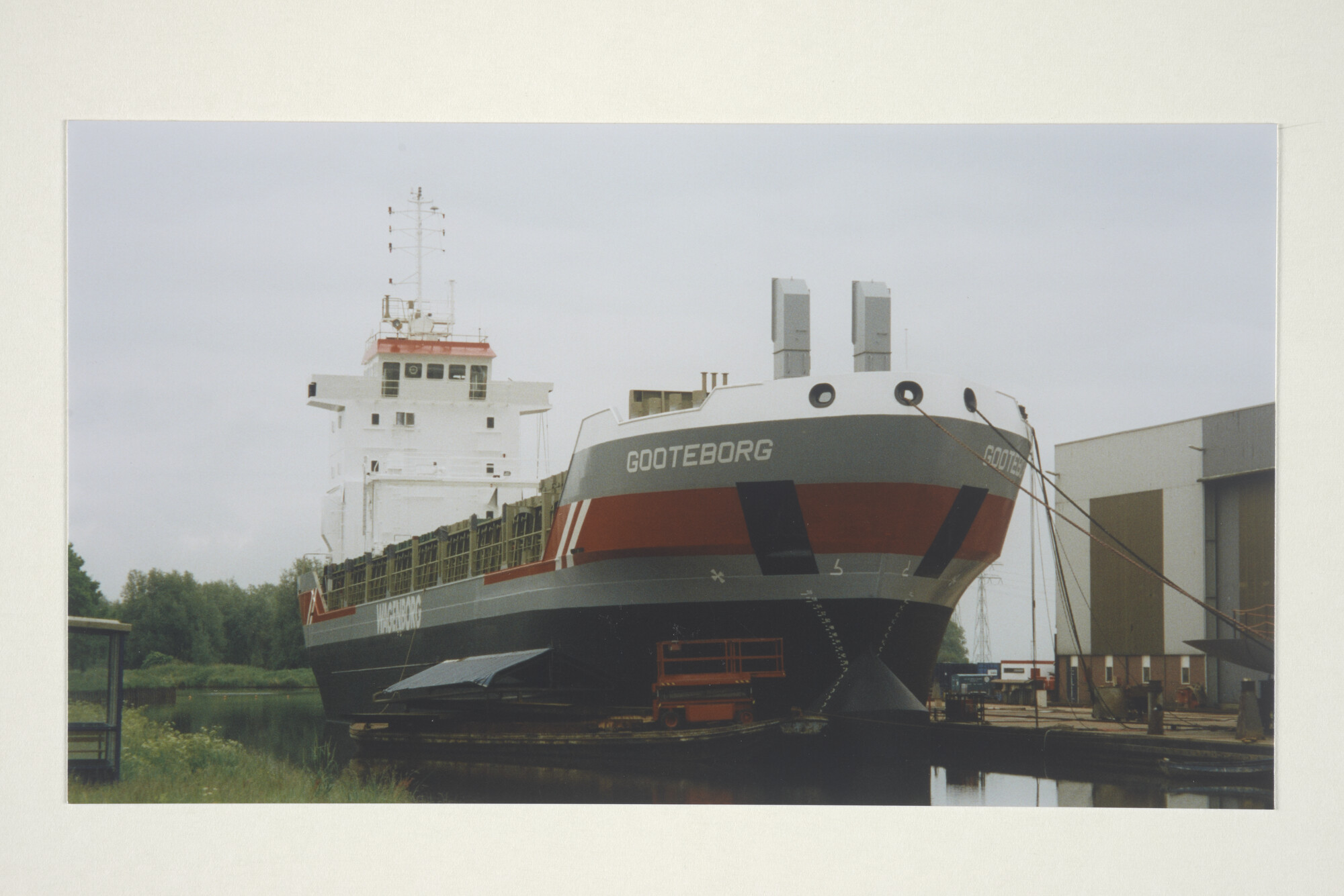 1998.1567; Kleurenfoto van de coaster ms. 'Gooteborg' van C.V.S.O. Gooteborg (Wagenborg Shipping) afgemeerd aan de kade bij scheepswerf Volharding (Bodewes) te Foxhol; foto