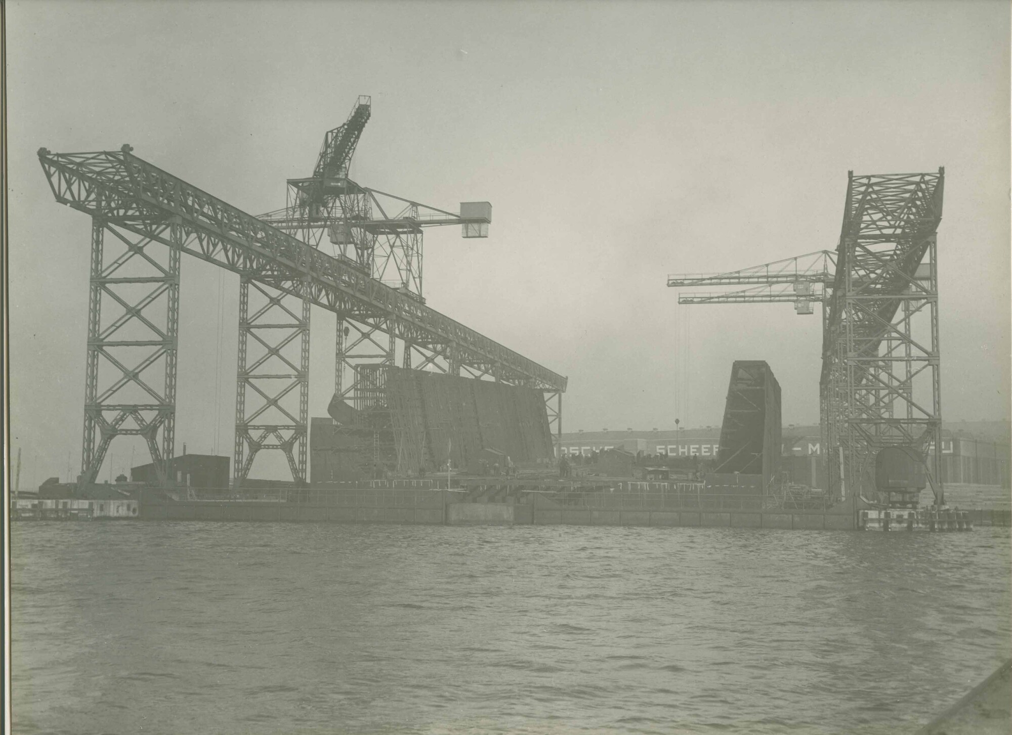 S.5444(0572)2; Foto van het drijvend droogdok Hendrikdok in aanbouw bij de NSM; foto