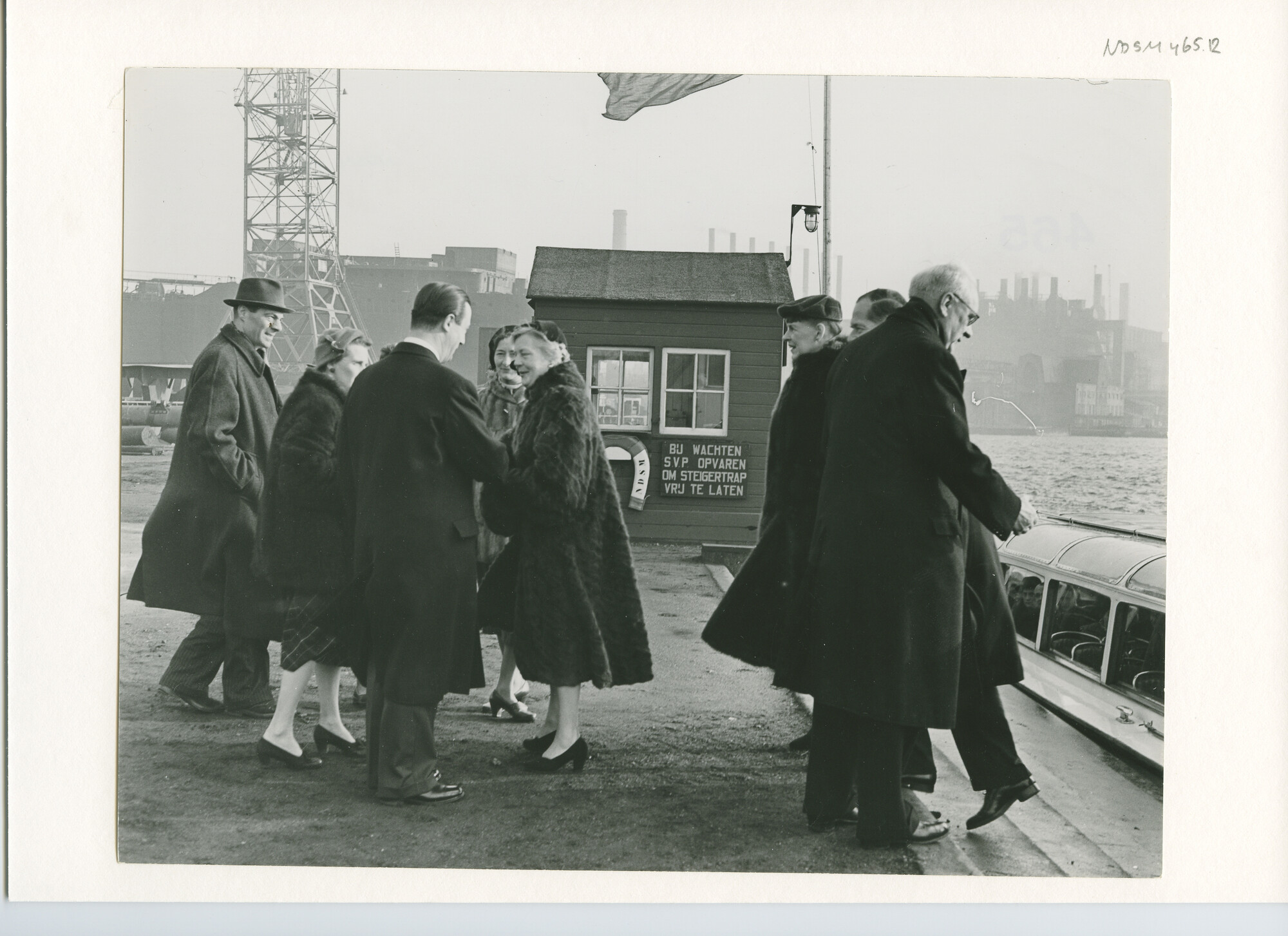 S.5444(2586)2; Foto van de tewaterlating van de tanker ms. Dorestad van de Amsterdam Maritiem Transport Maatschappij; foto