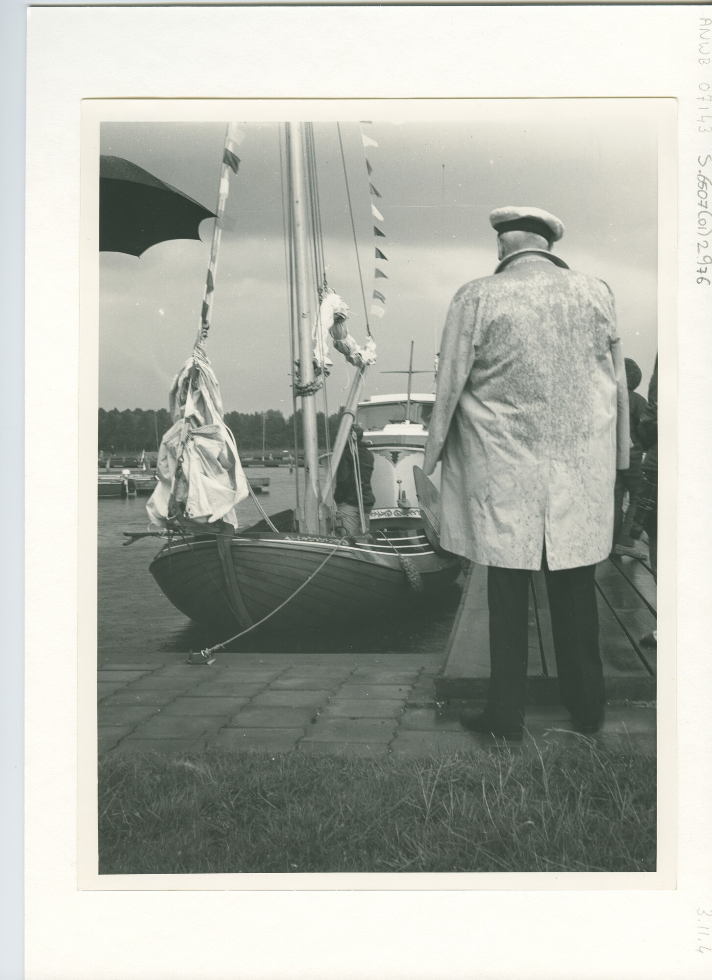 S.6507(01)2976; Vooraanzicht op een afgemeerde tjotter met neergehaalde fok en opgebonden grootzeil; foto