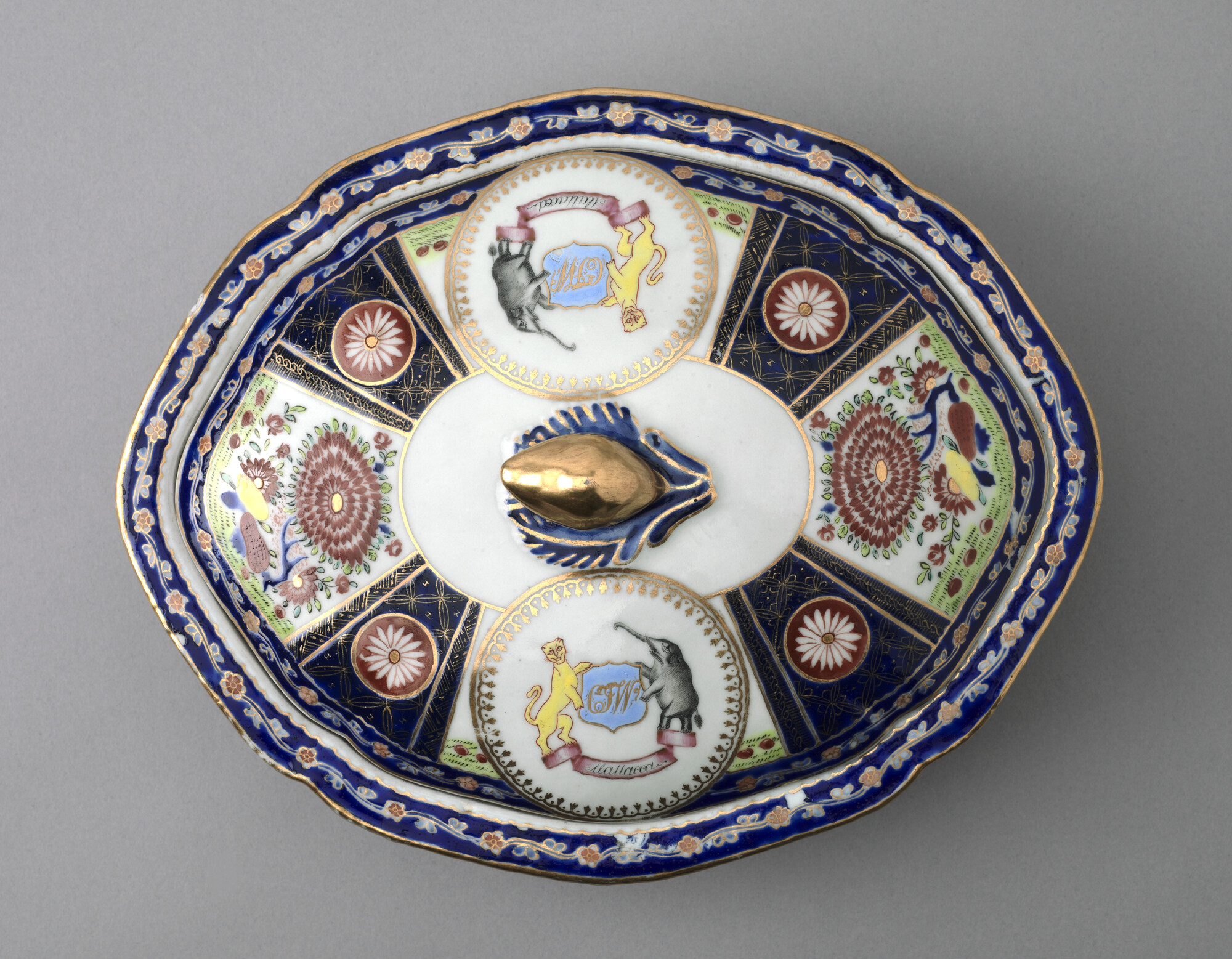S.1277(02)03; Bootvormige terrine met deksel, gedecoreerd met polychroom wapenschild; terrine