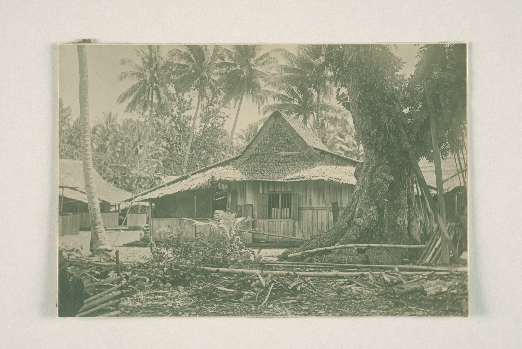 1994.5854a; Diverse foto's van een kampong aan de kust op Ternate; fotoreportage