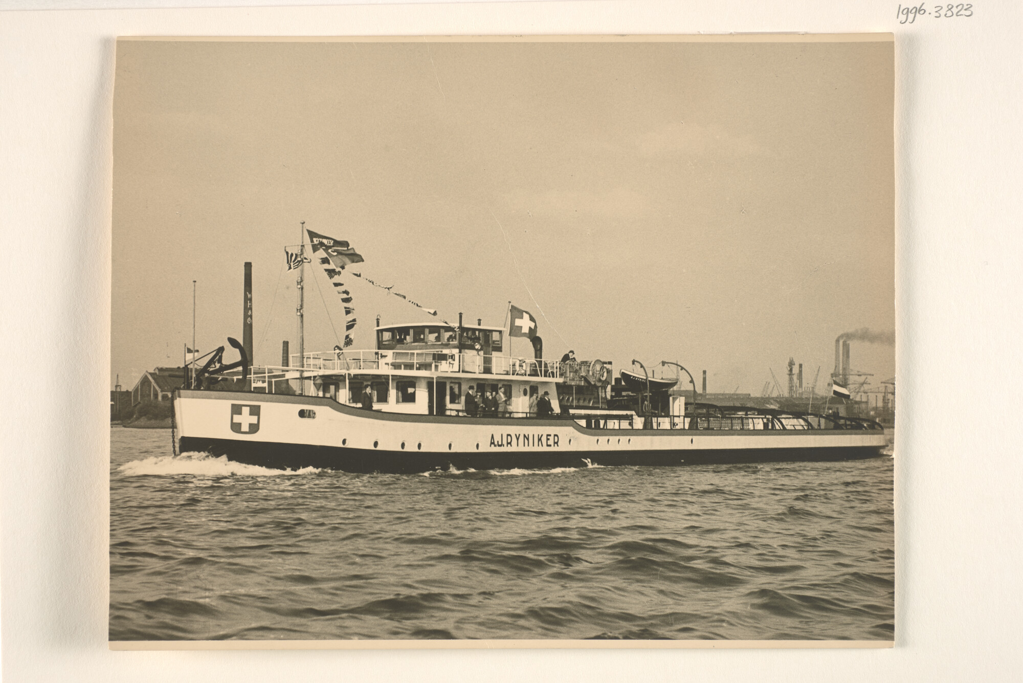 1996.3823; De Zwitserse rijnsleepboot A.J. Ryniker van de Flussenschiffahrt A.G. te Basel [...]; foto