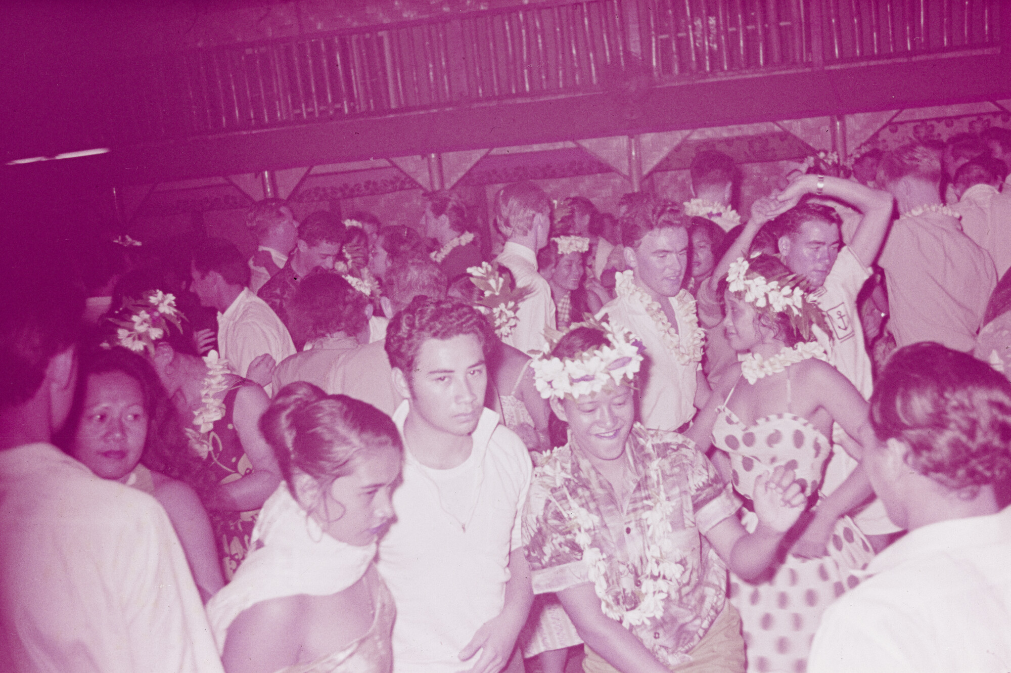 2015.0618; Dia van een feest op Tahiti; diapositief