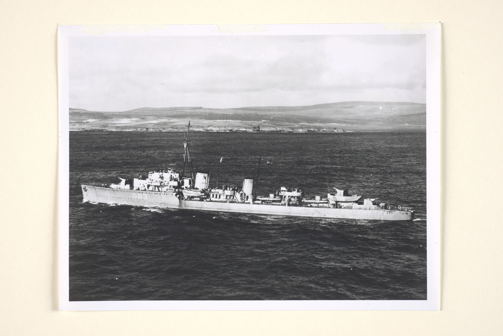 1994.7193; De torpedobootjager Hr.Ms. 'Isaac Sweers' (naamsein: G 83) vermoedelijk te hoogte van de Britse kust [...]; foto