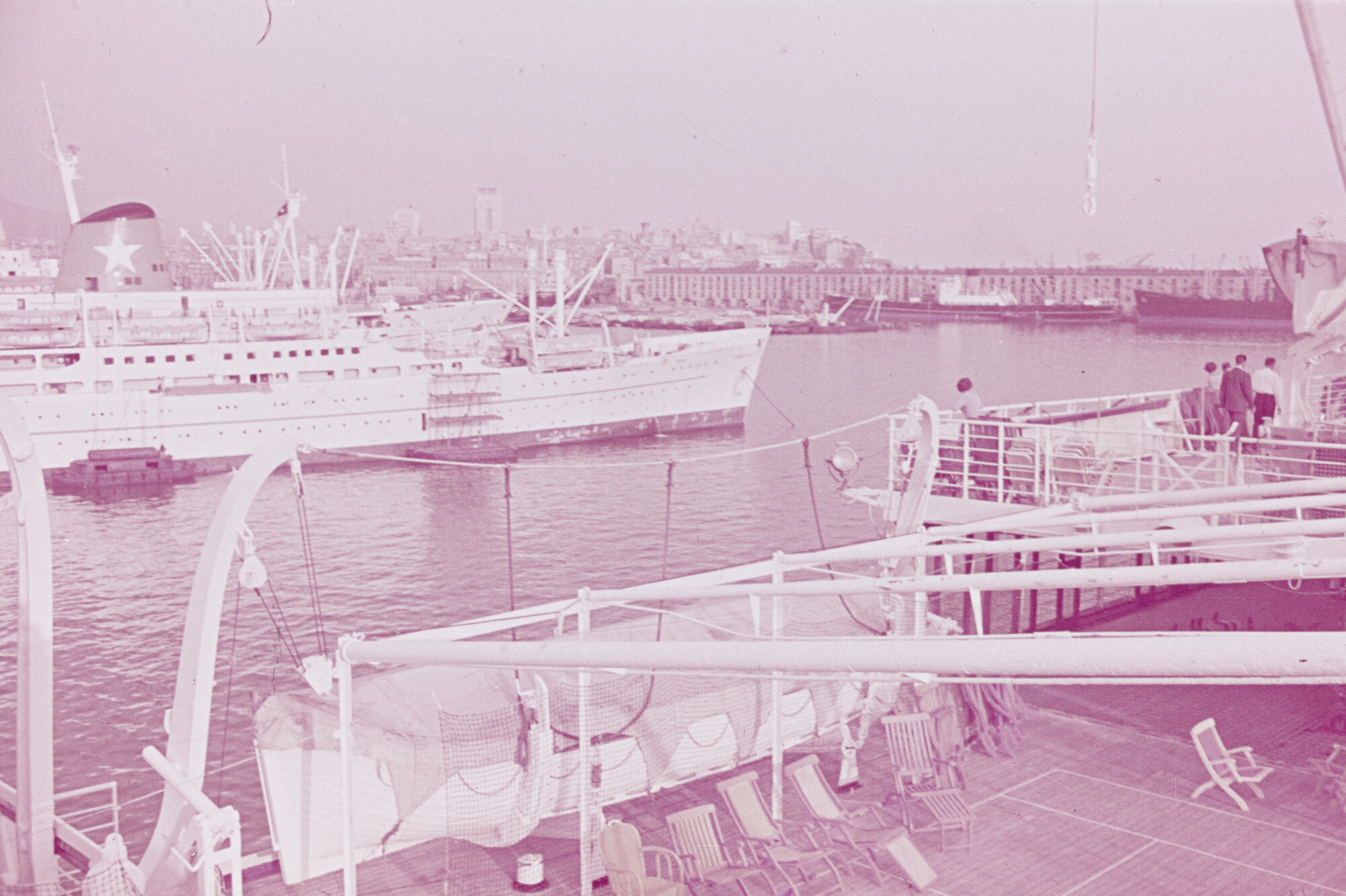 2015.0316; Dia van ms. Oranje in de haven van Genua; diapositief