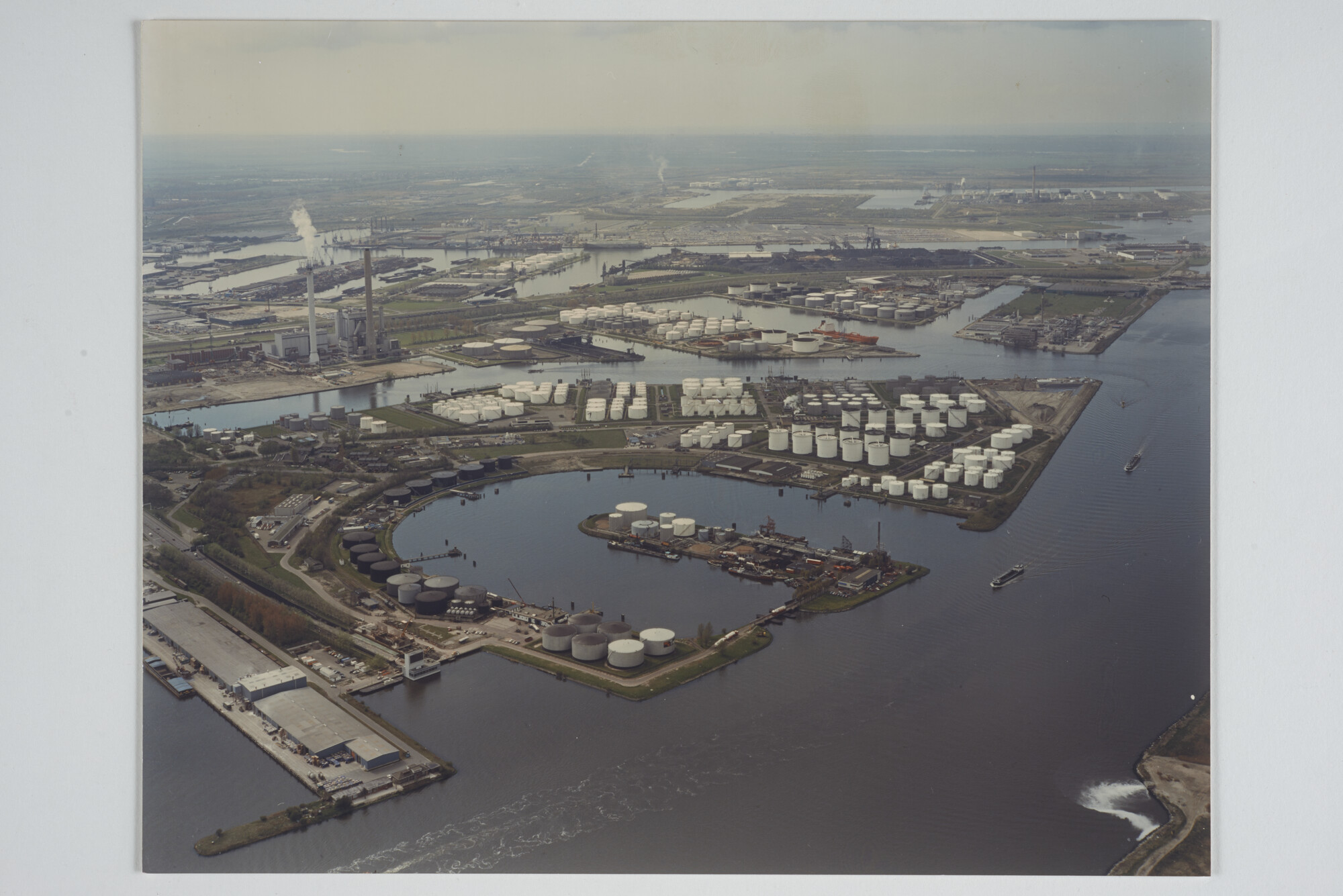 2013.0851; Foto van de Petroleumhaven en de Jan van Riebeeckhaven, met op de achtergrond de Hemwegcentrale; foto