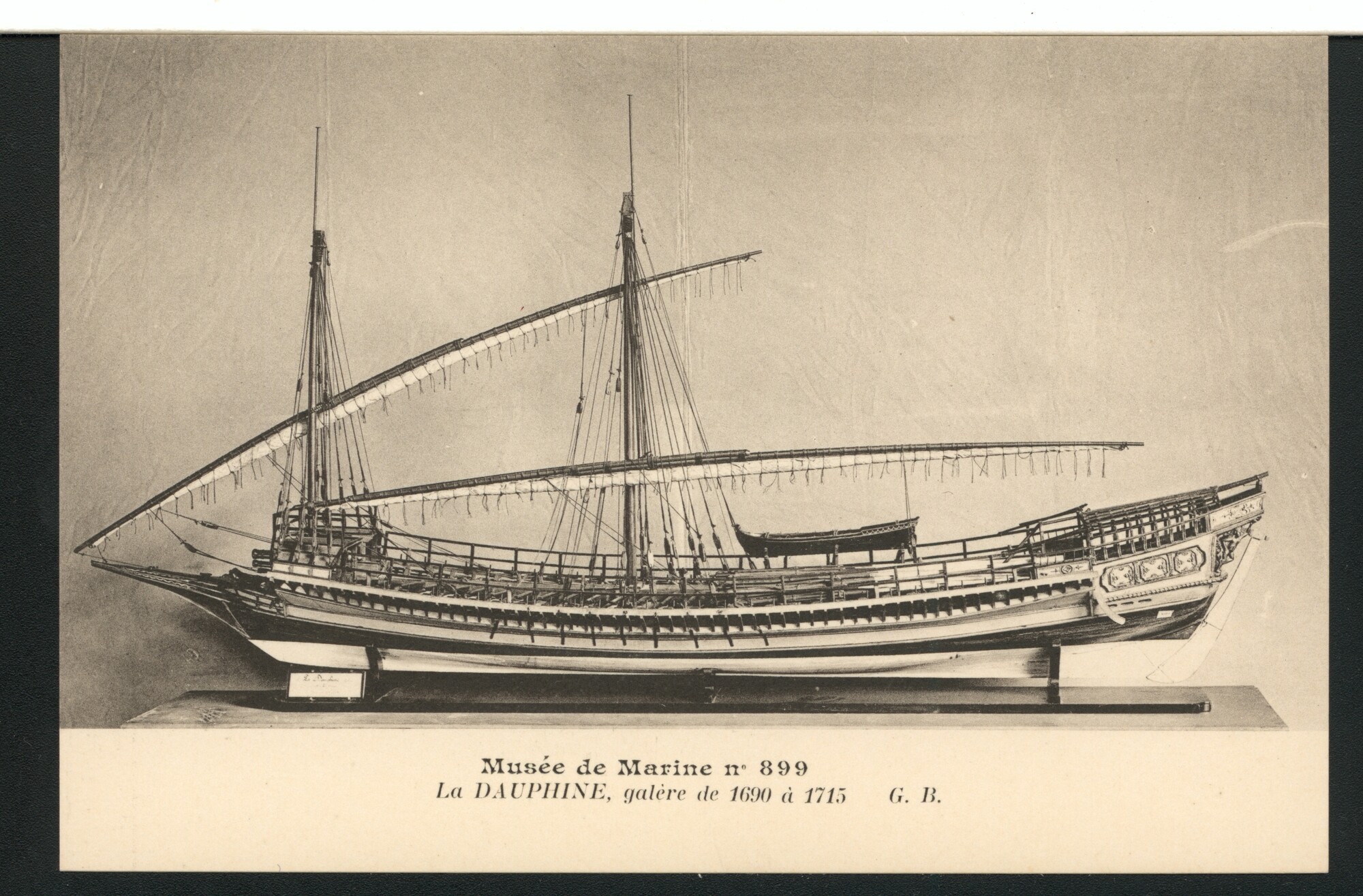 A.4876(397); Mapje van het Musee du Louvre (Musée de Marine) met 50 prentbriefkaarten met; prentbriefkaart-serie