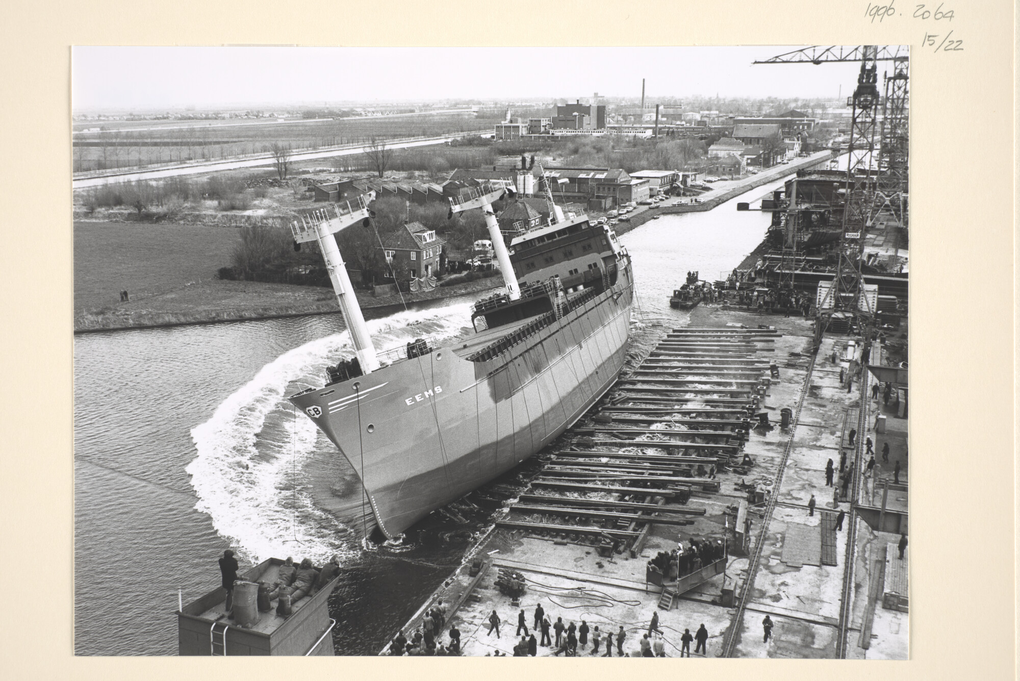 1996.2064; Foto's van de tewaterlating van de coaster ms. 'Eems' van C. Bos te Schiedam; fotoreportage