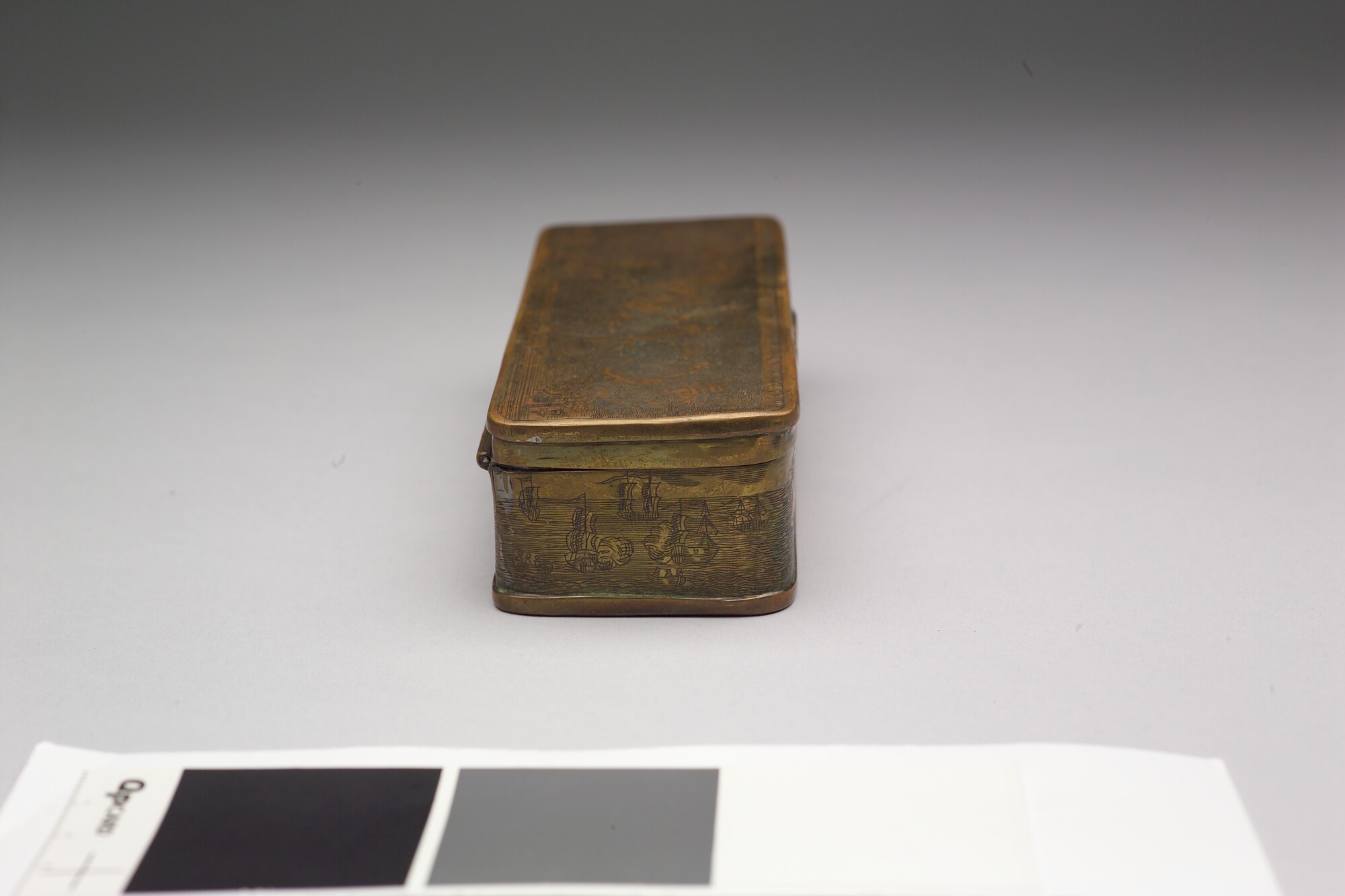 A.3325; Tabaksdoos met op deksel een voorstelling van de Slag in de Sont, met daaronder een inscriptie; tabaksdoos