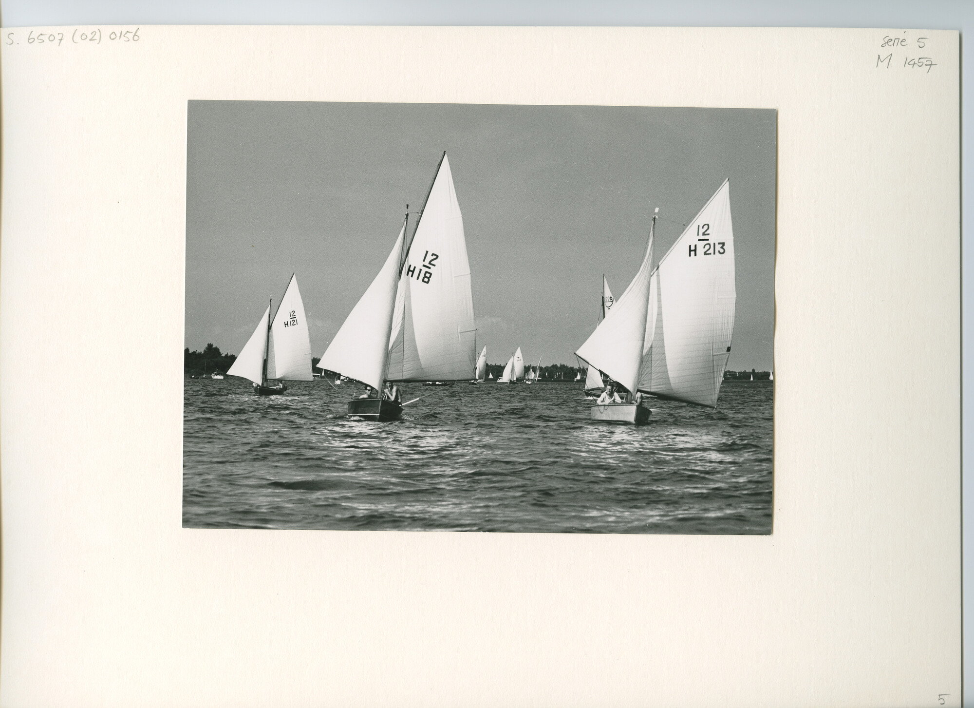 S.6507(02)0156.02; Zwart-wit foto van de 12m² klasse tijdens de Nieuw Loosdrechtweek 1959; foto