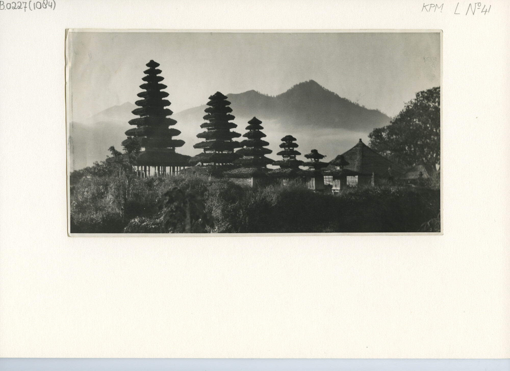 B.0227(1084); Dorpstempel te Songan bij het Batoemeer (Bali); foto