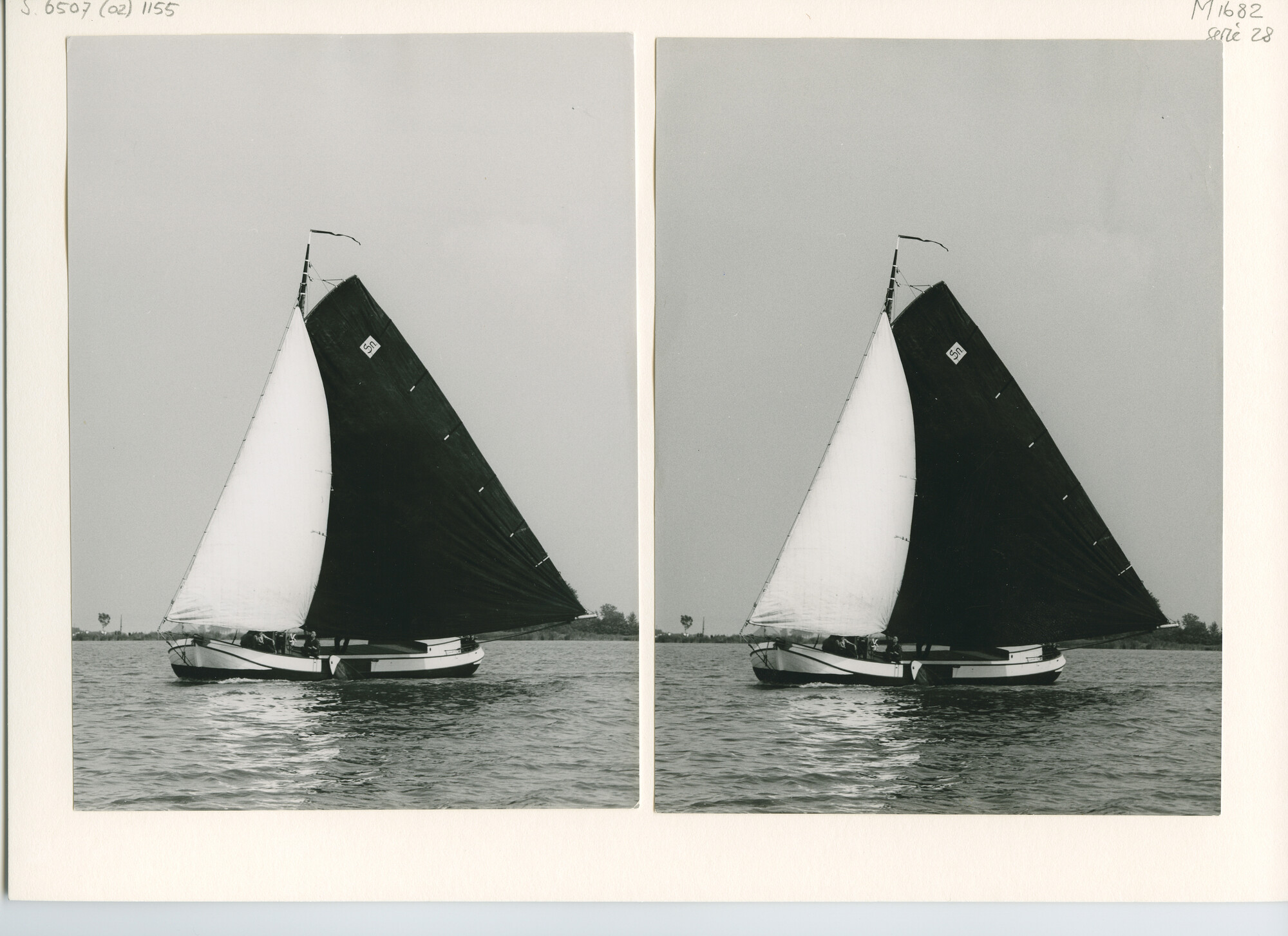 S.6507(02)1155.07; Zwart-wit foto van het skûtsjesilen op de Fluessen bij weinig wind.; foto