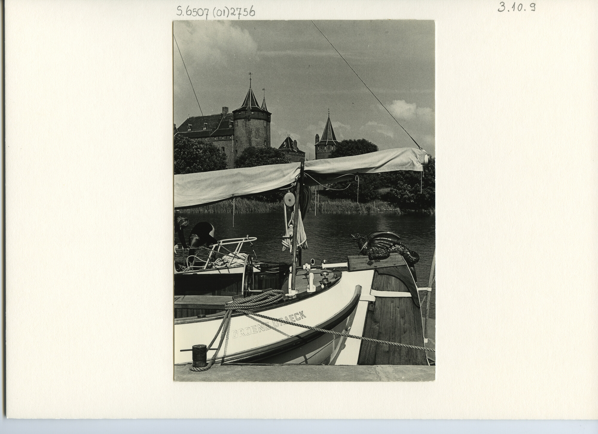 S.6507(01)2756; Foto van het achterschip van Lemsteraak De Groene Draeck, eigendom van H.K.H. prinses Beatrix, afgemeerd in Muiden; foto
